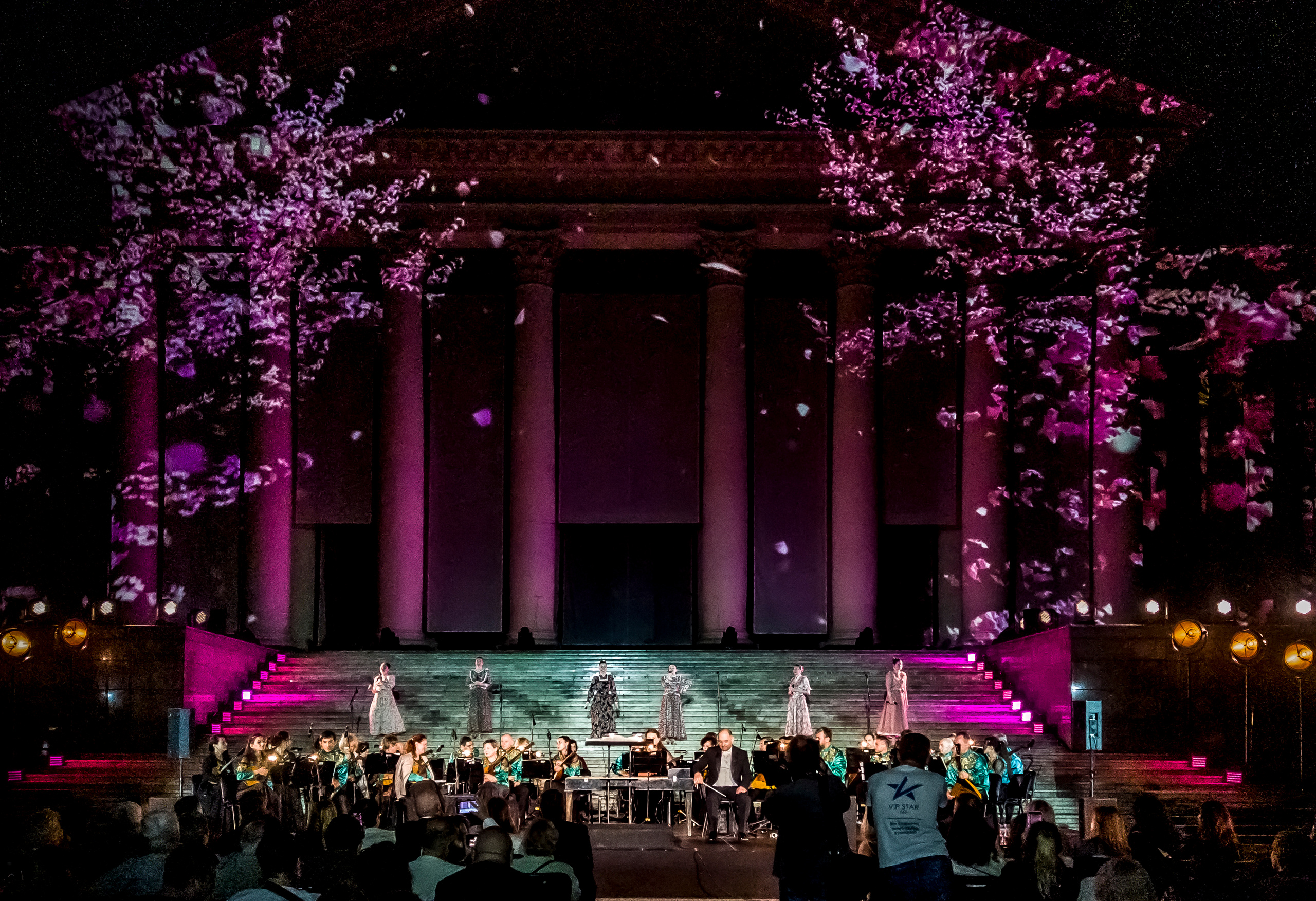 Концерт в день города Сочи на театральной площади Зимний театр. Фотограф в Сочи Юрий Шептаев