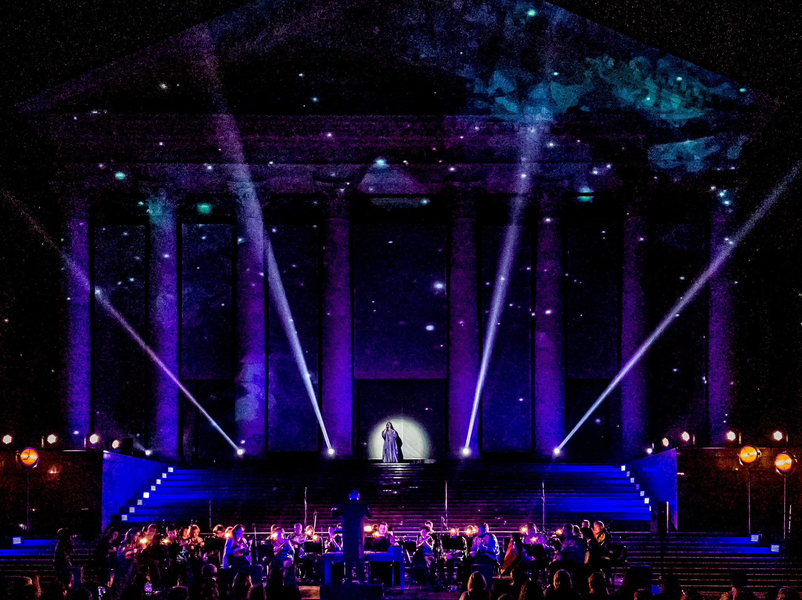 Концерт в день города Сочи на театральной площади Зимний театр. Фотограф в Сочи Юрий Шептаев