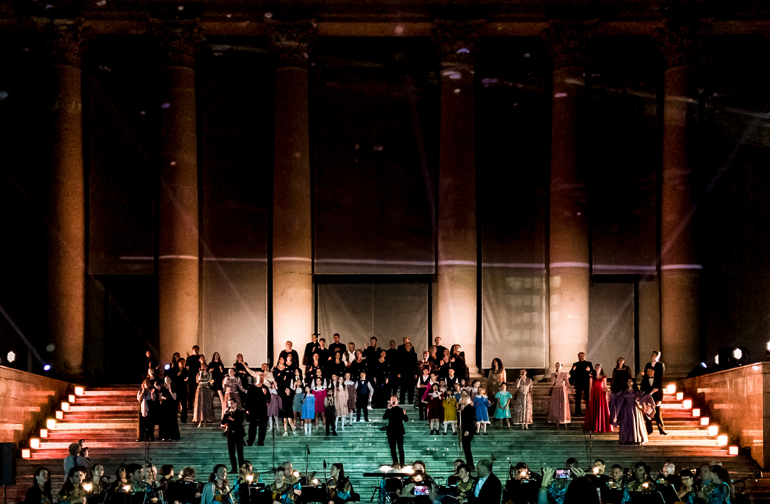 Концерт в день города Сочи на театральной площади Зимний театр. Фотограф в Сочи Юрий Шептаев