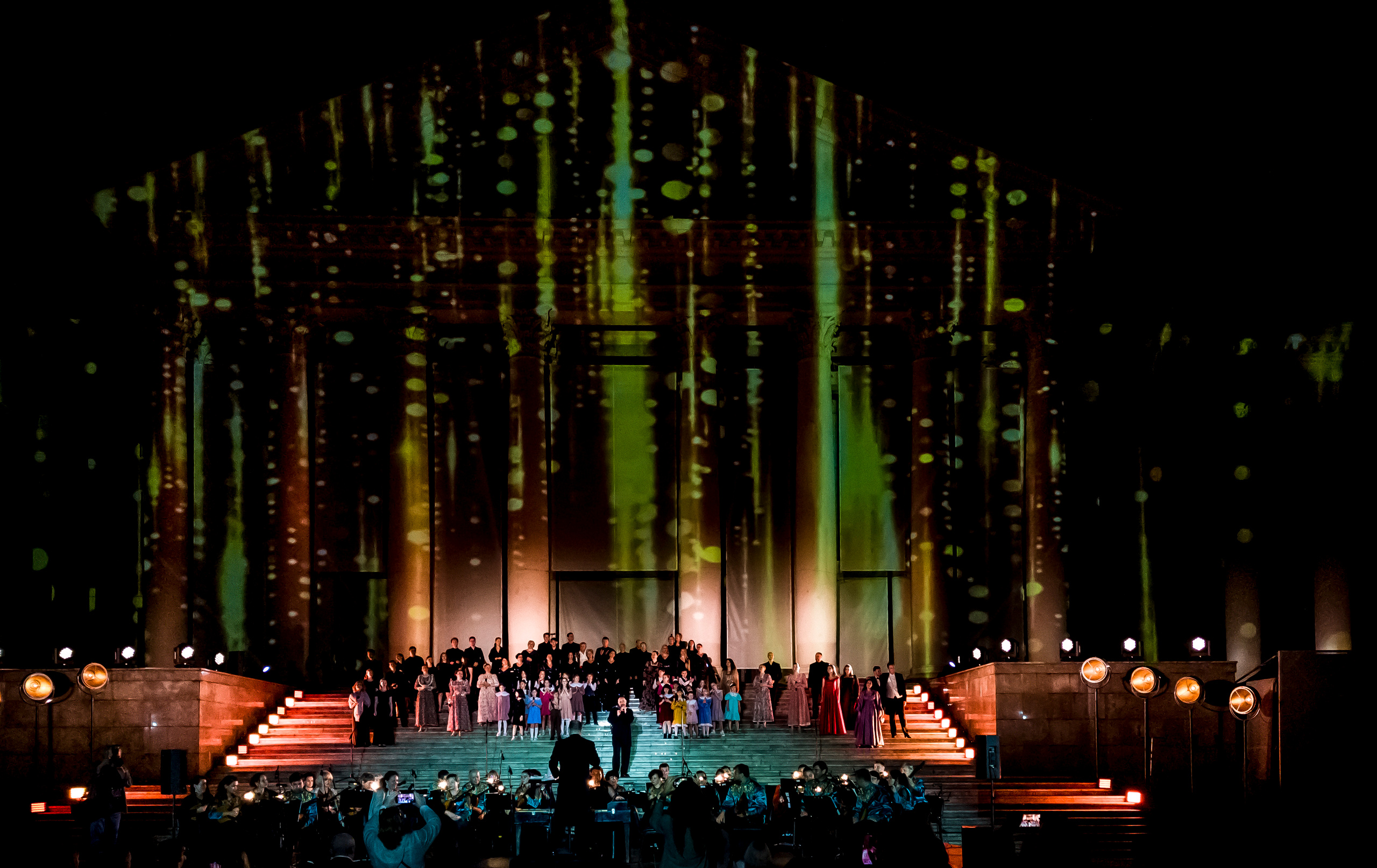 Концерт в день города Сочи на театральной площади Зимний театр. Фотограф в Сочи Юрий Шептаев