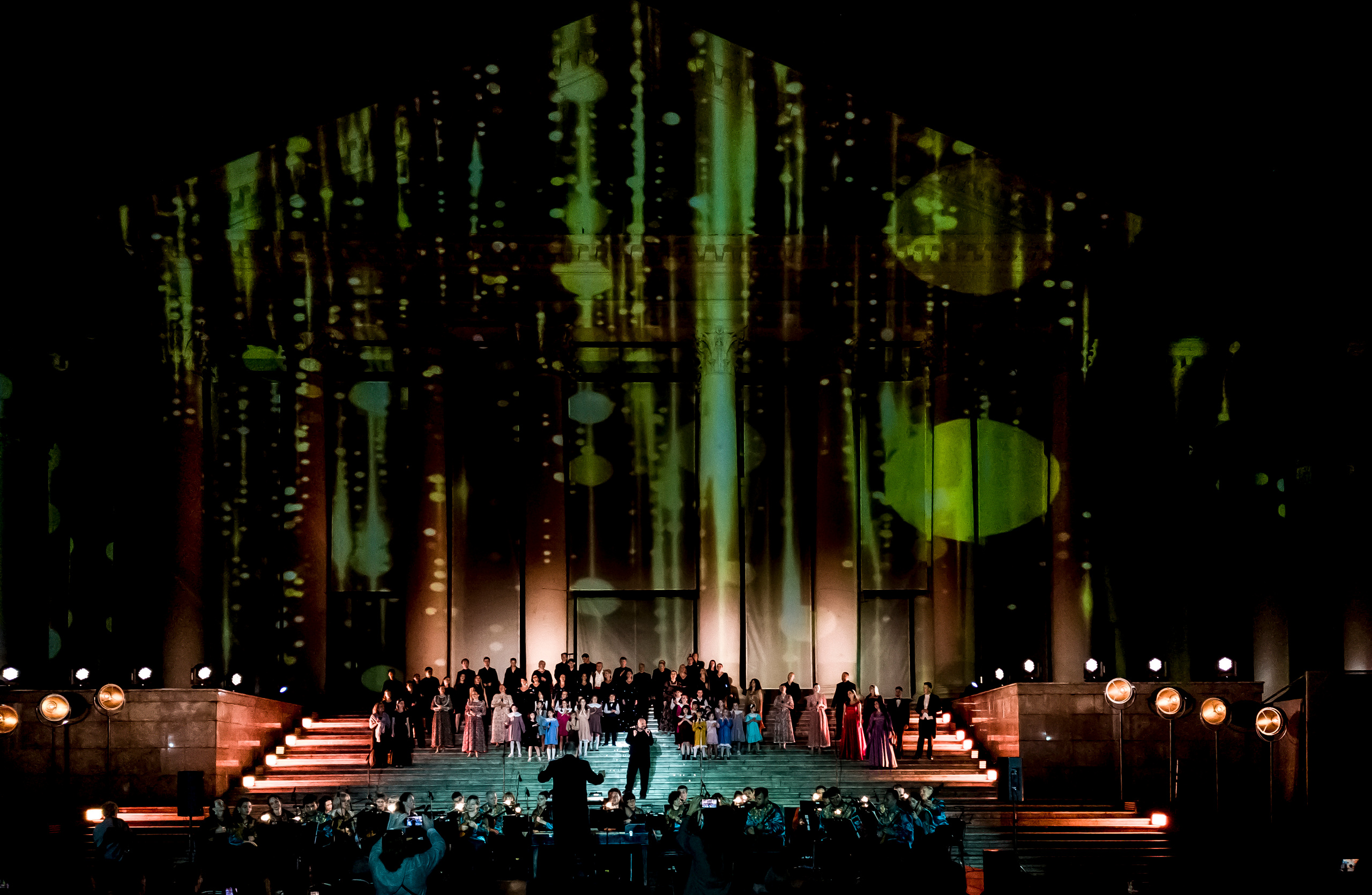 Концерт в день города Сочи на театральной площади Зимний театр. Фотограф в Сочи Юрий Шептаев