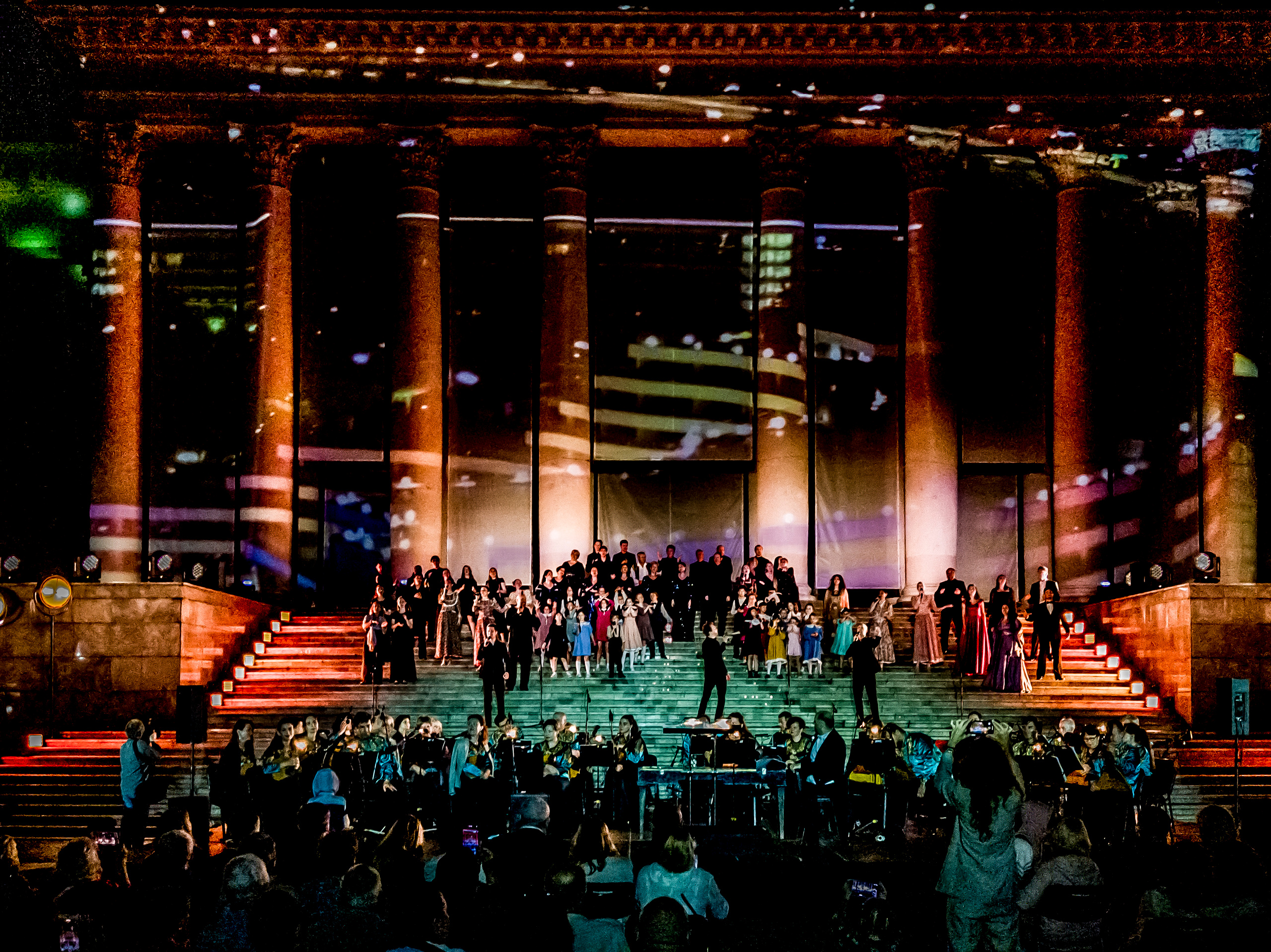 Концерт в день города Сочи на театральной площади Зимний театр. Фотограф в Сочи Юрий Шептаев