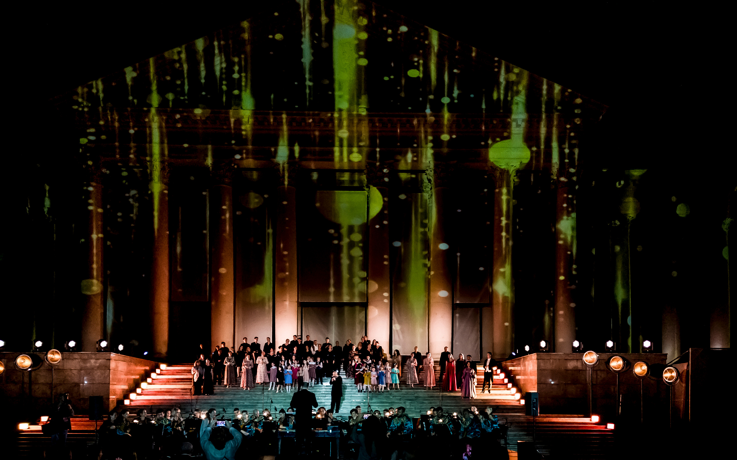 Концерт в день города Сочи на театральной площади Зимний театр. Фотограф в Сочи Юрий Шептаев