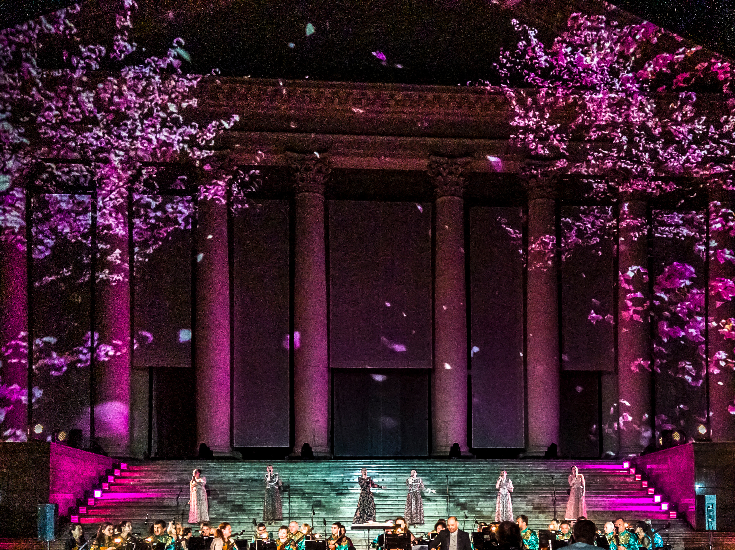 Концерт в день города Сочи на театральной площади Зимний театр. Фотограф в Сочи Юрий Шептаев