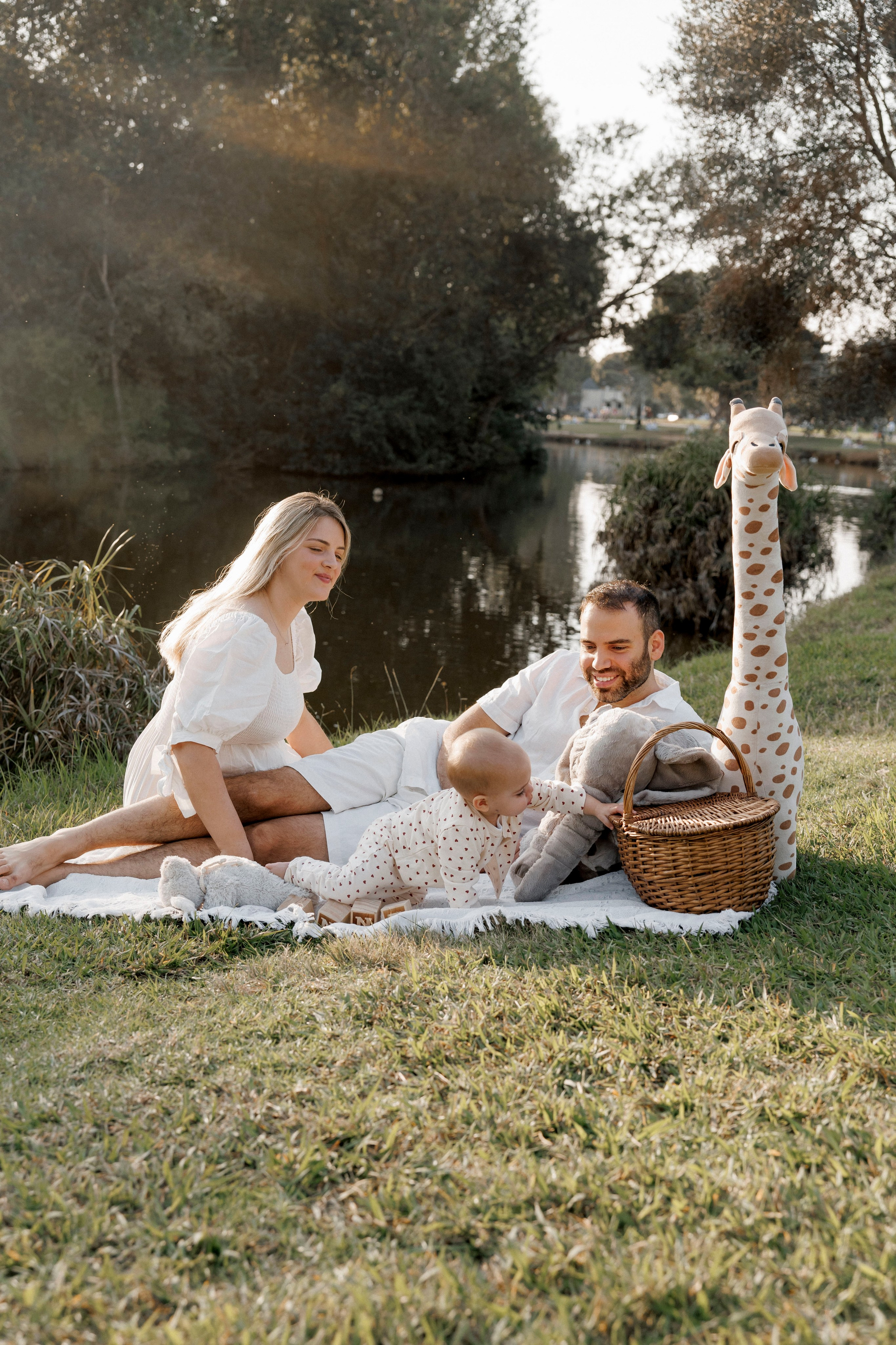 First year photoshoot inside the park (sunset). Wedding and family photographer