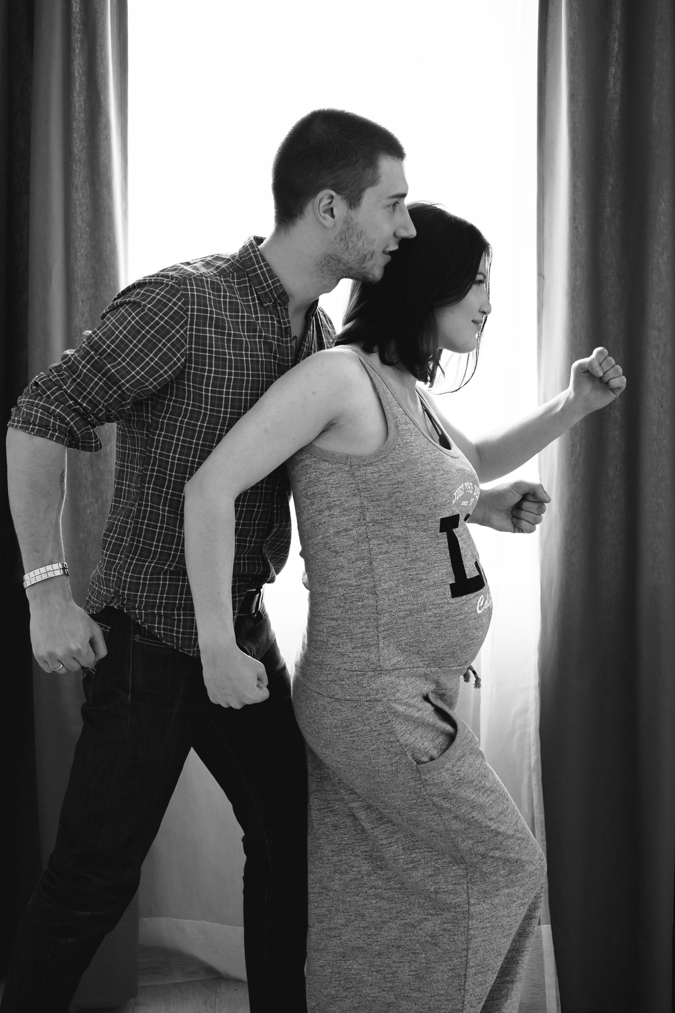 Съемка для двух беременных подруг в светлой студии. Фотографы в Москве Светлана Устинова и Сергей Грачев