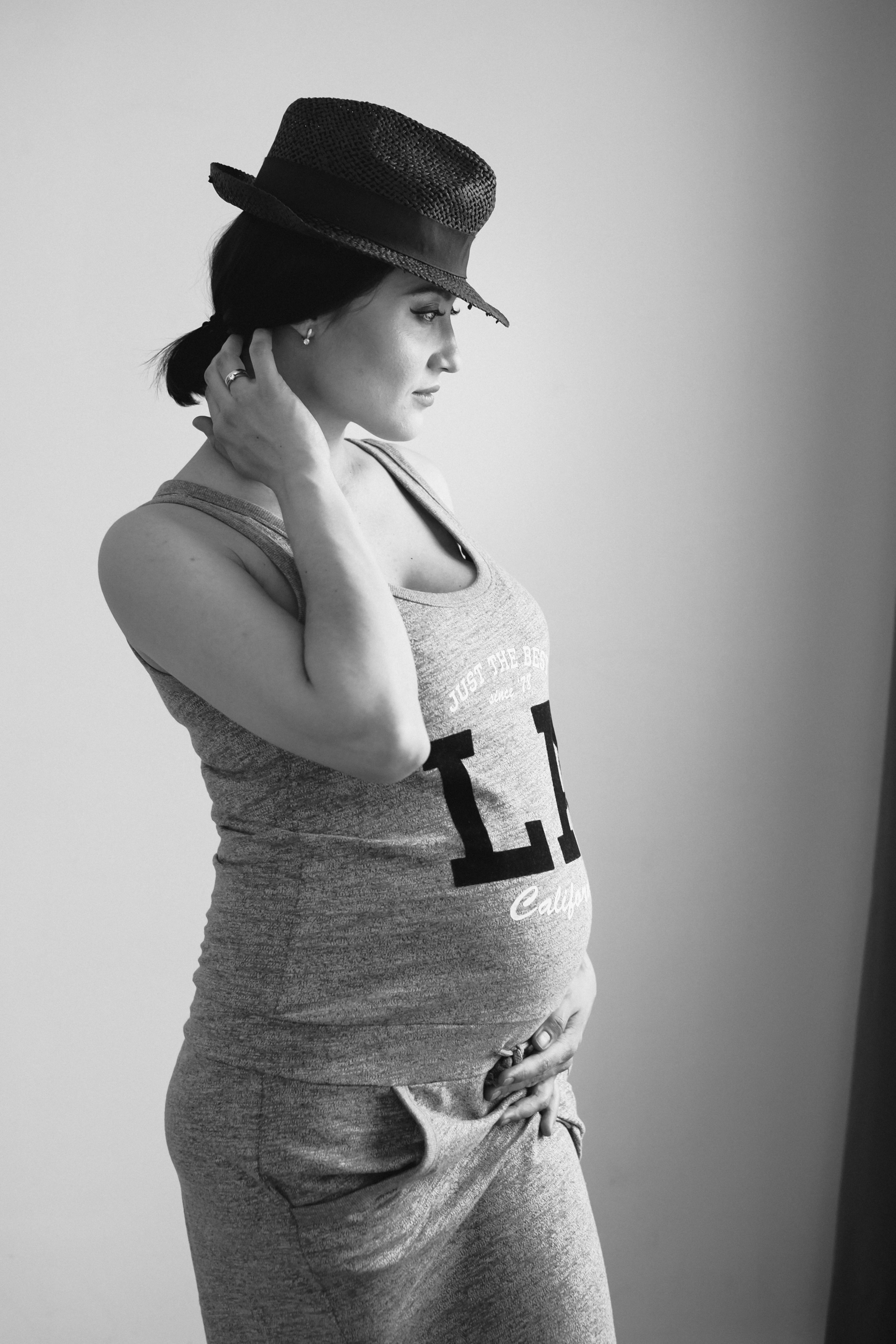 Съемка для двух беременных подруг в светлой студии. Фотографы в Москве Светлана Устинова и Сергей Грачев