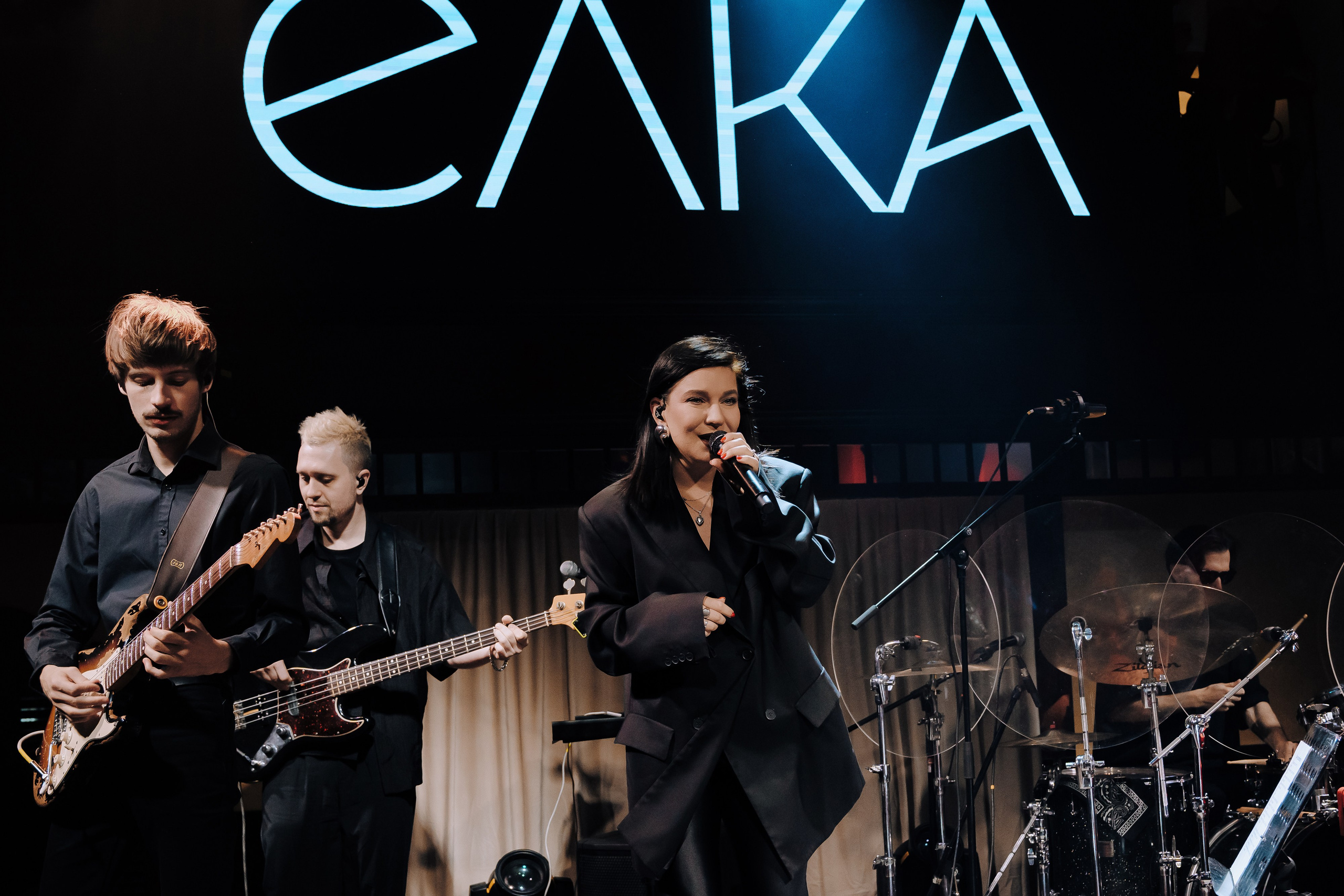 20 ЛЕТ МЕГАПОЛИС ЧЕЛЯБИНСК ХЕДЛАЙНЕР ЕЛКА. Репортажный фотограф Зуев Роман г. Челябинск