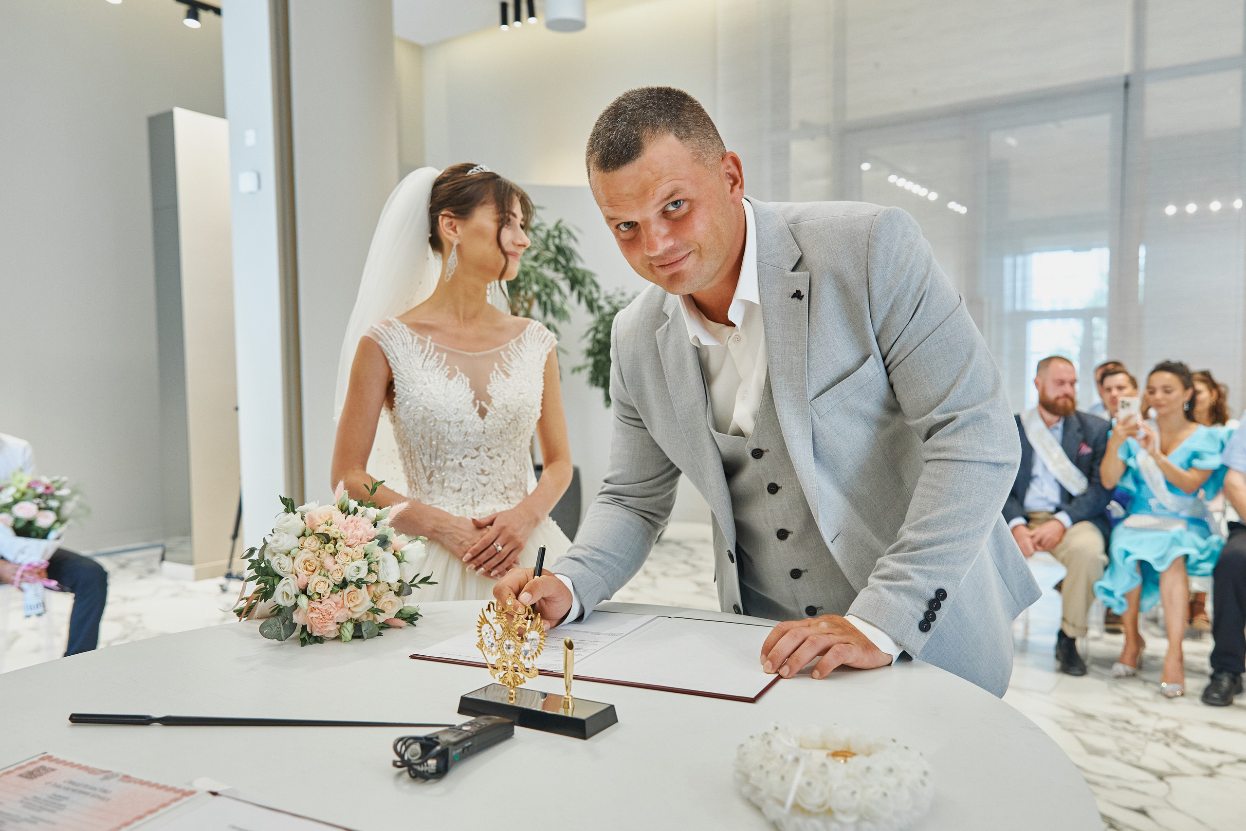 Жених ставит подпись в свидетельстве