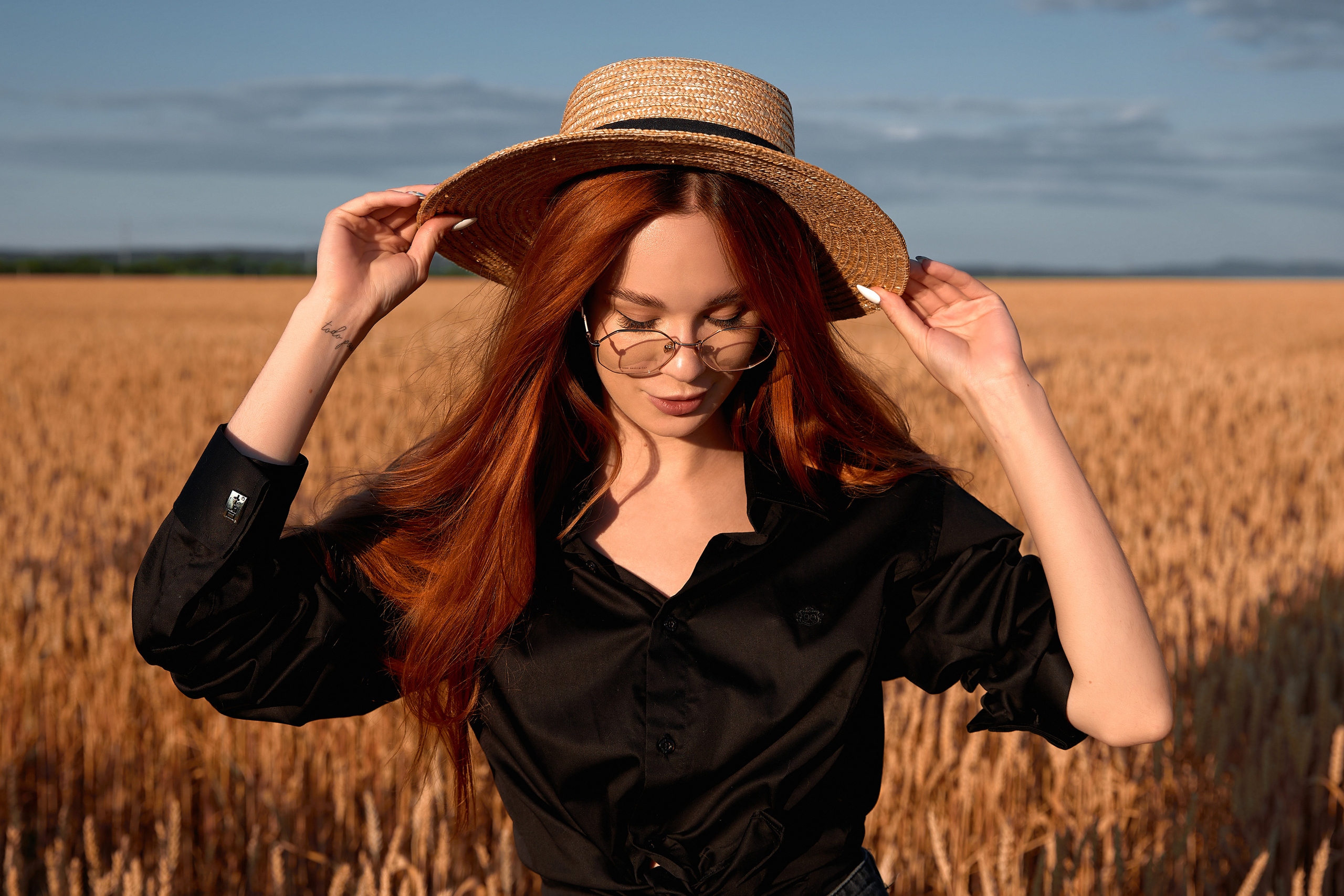 Фото девушка в поле пшеницы в шляпке