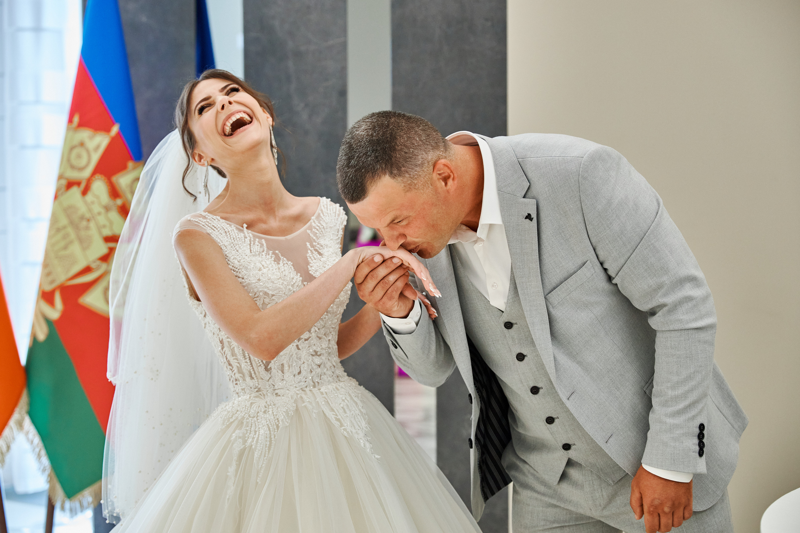 Жених целует руку невесты