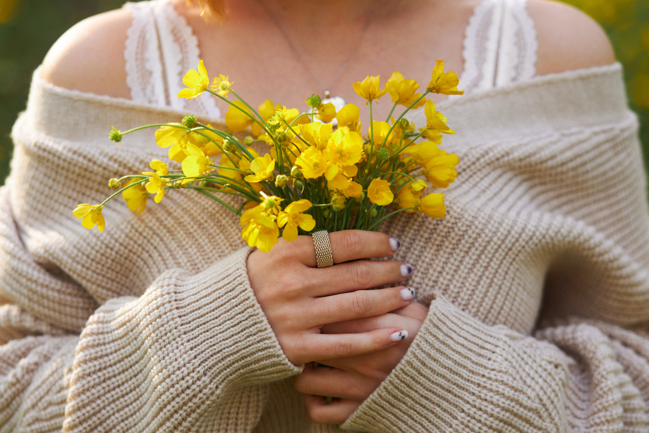 Фотосессия девушка с букетом лютиков Анапа