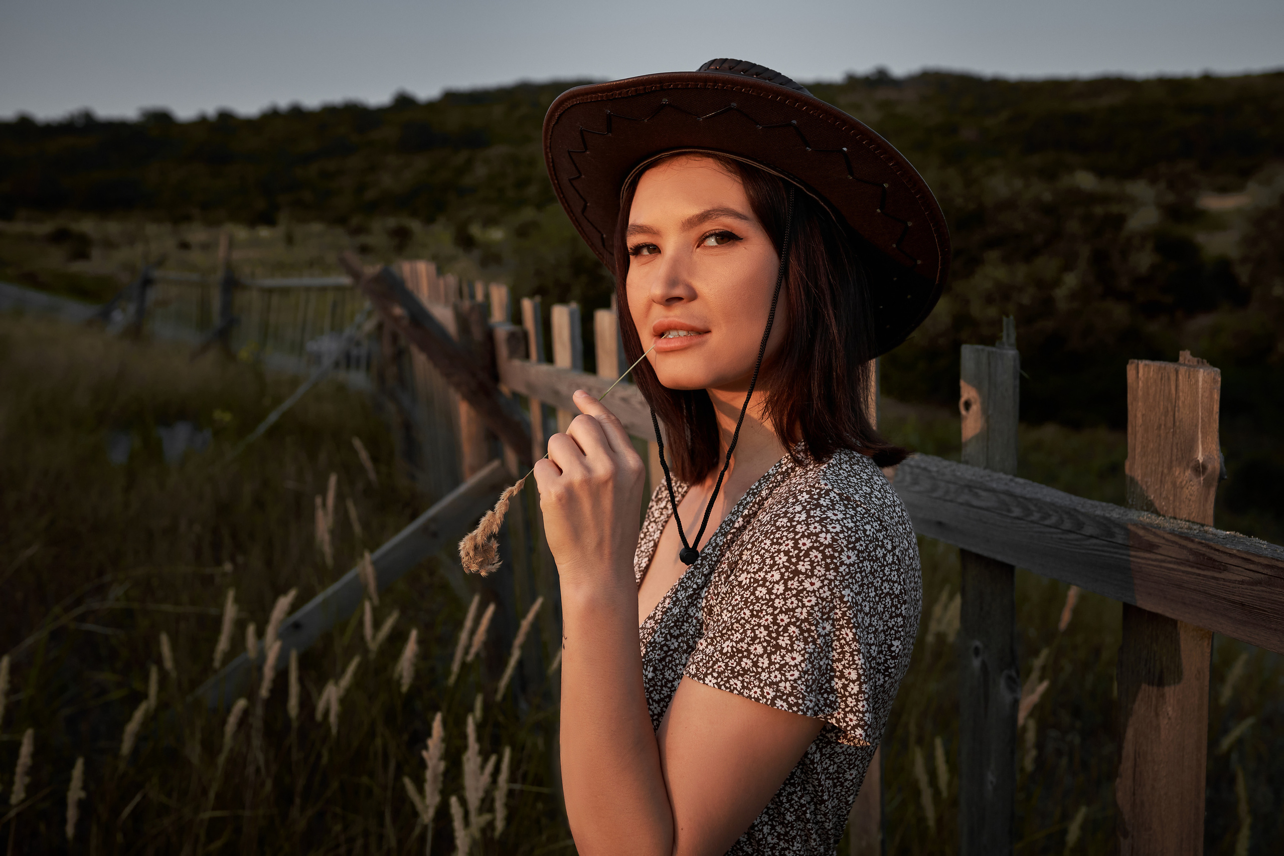 Девушка держит в зубах колосок