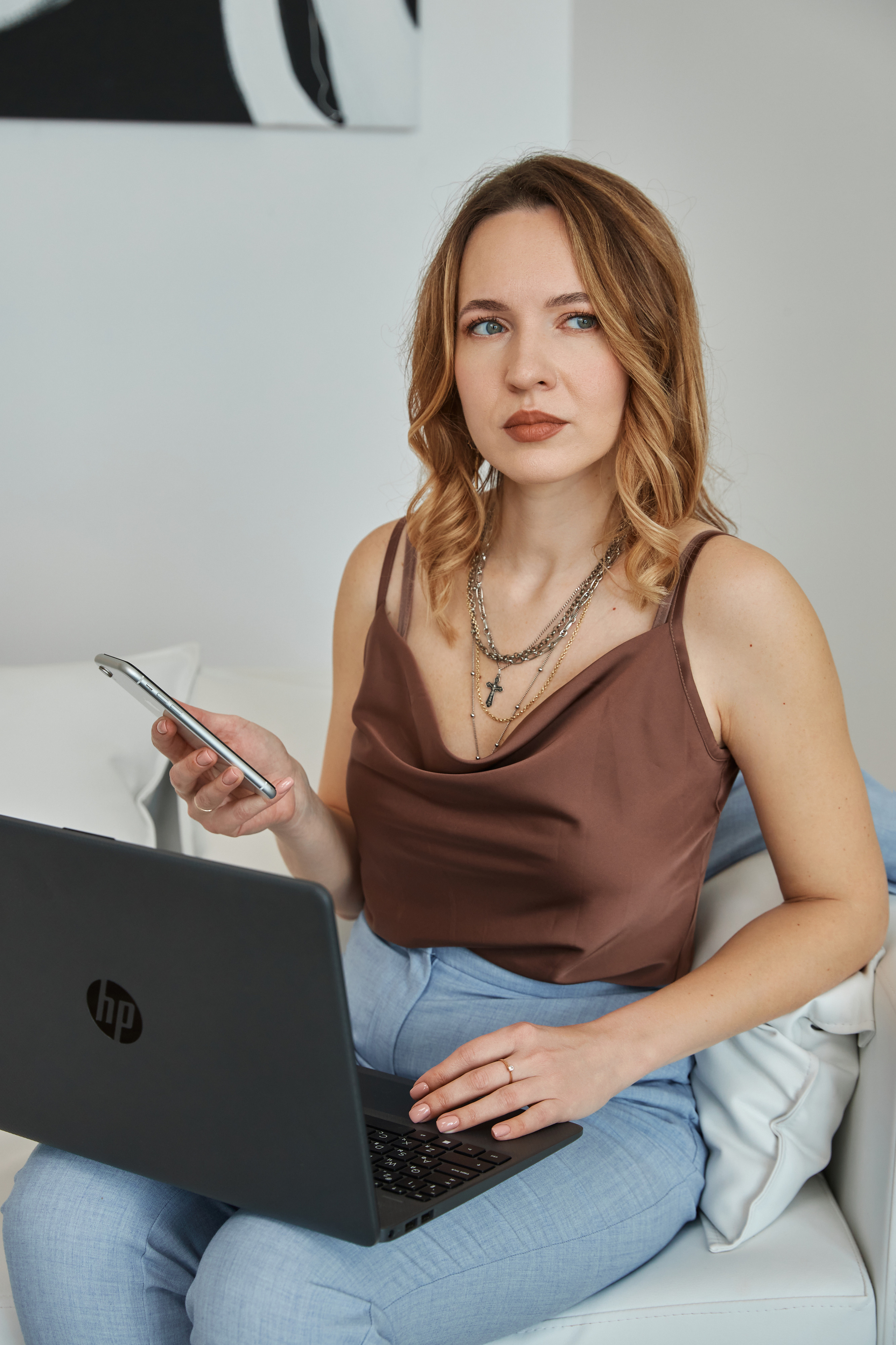 Контент фото в Анапе, девушка с ноутбуком