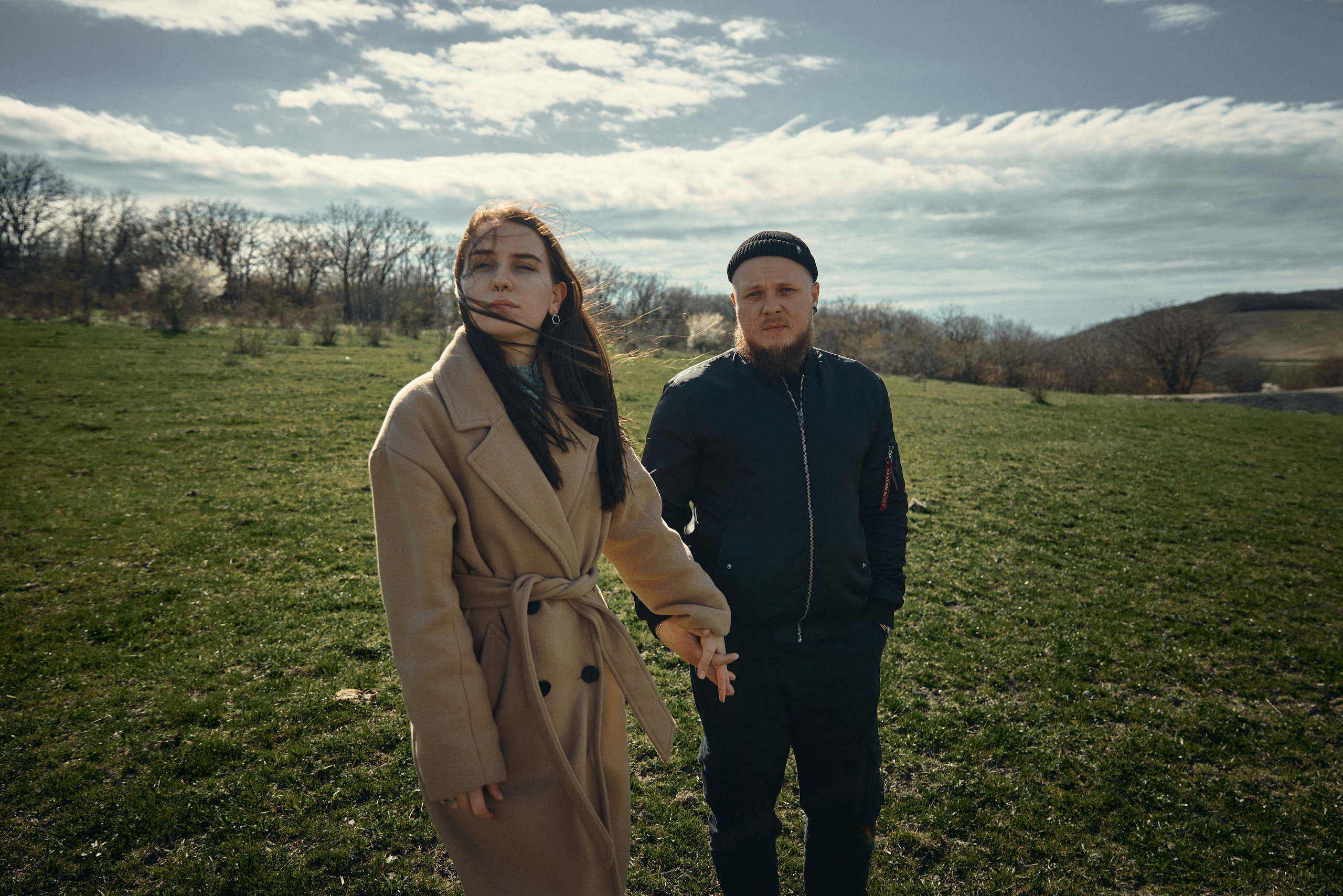 Пара идет по полю и смотрят вдаль фотосессия лав стори