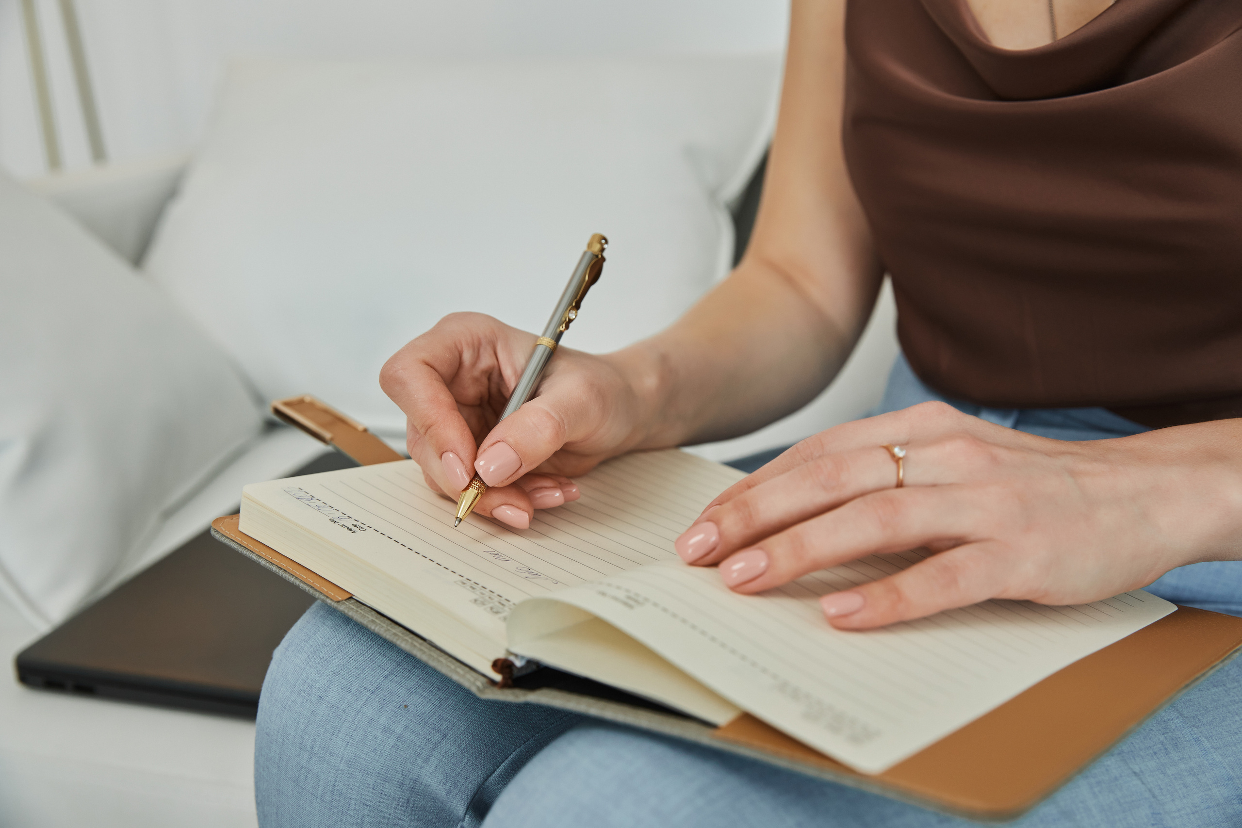 Фото в студии в Анапе, девушка делает записи в ежедневник