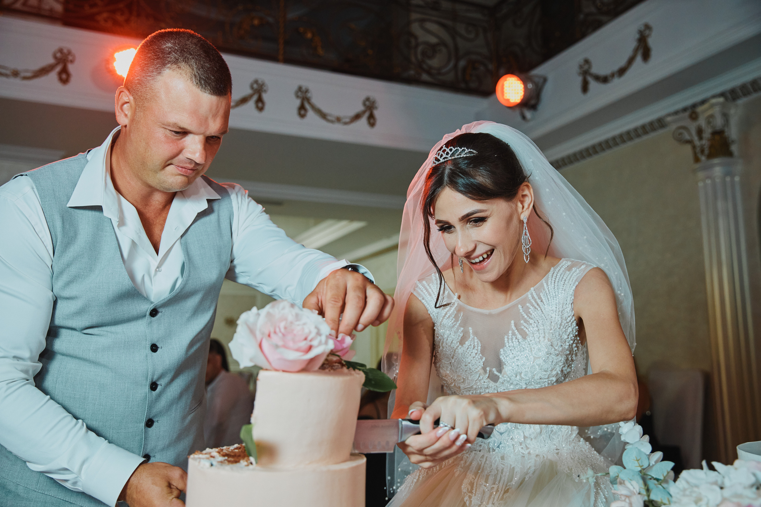 Молодожены режут свадебный торт