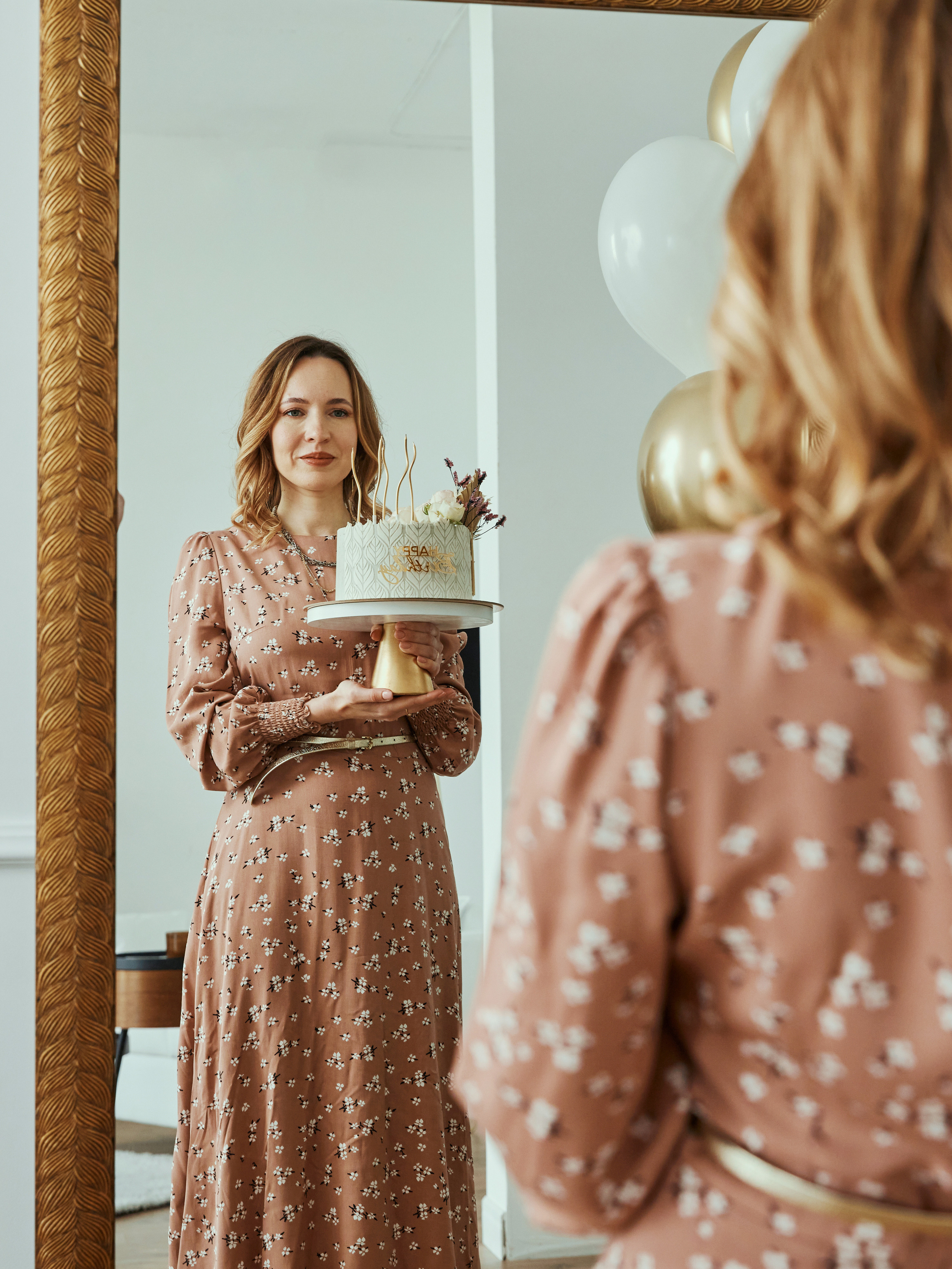 Фото девушка с тортом смотрится в зеркало