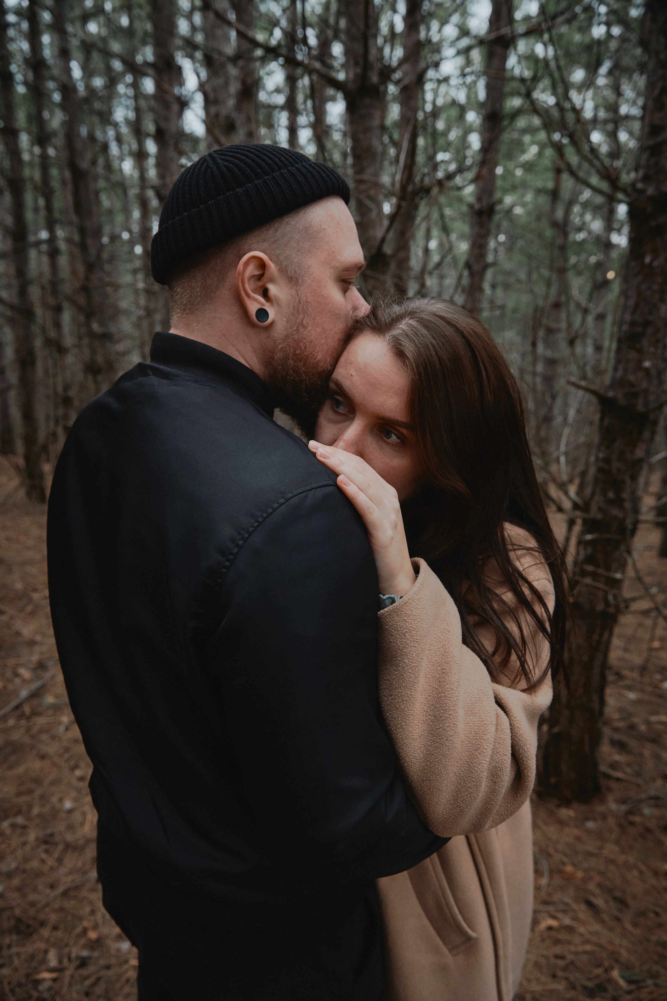 Парень обнимает девушку в лесу в Анапе