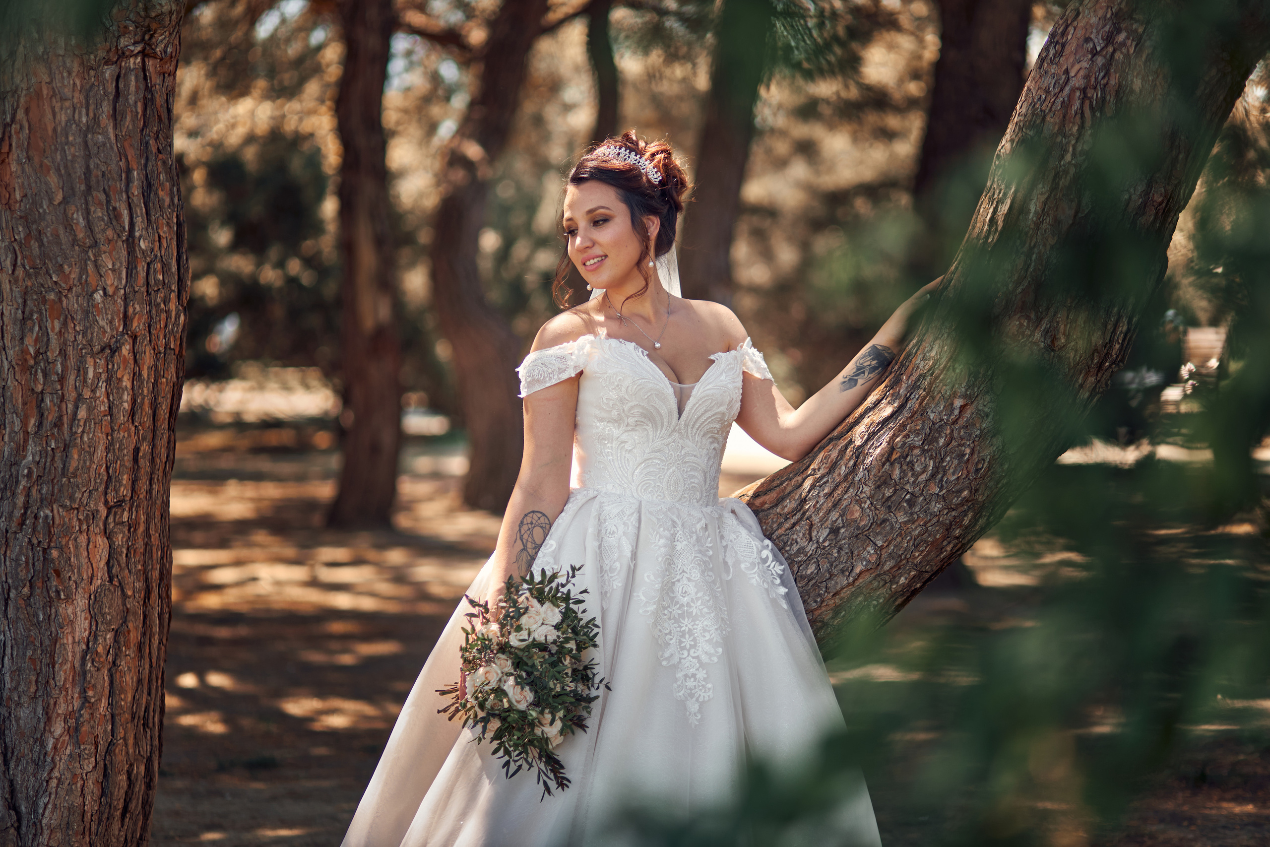 Портрет невесты среди сосен