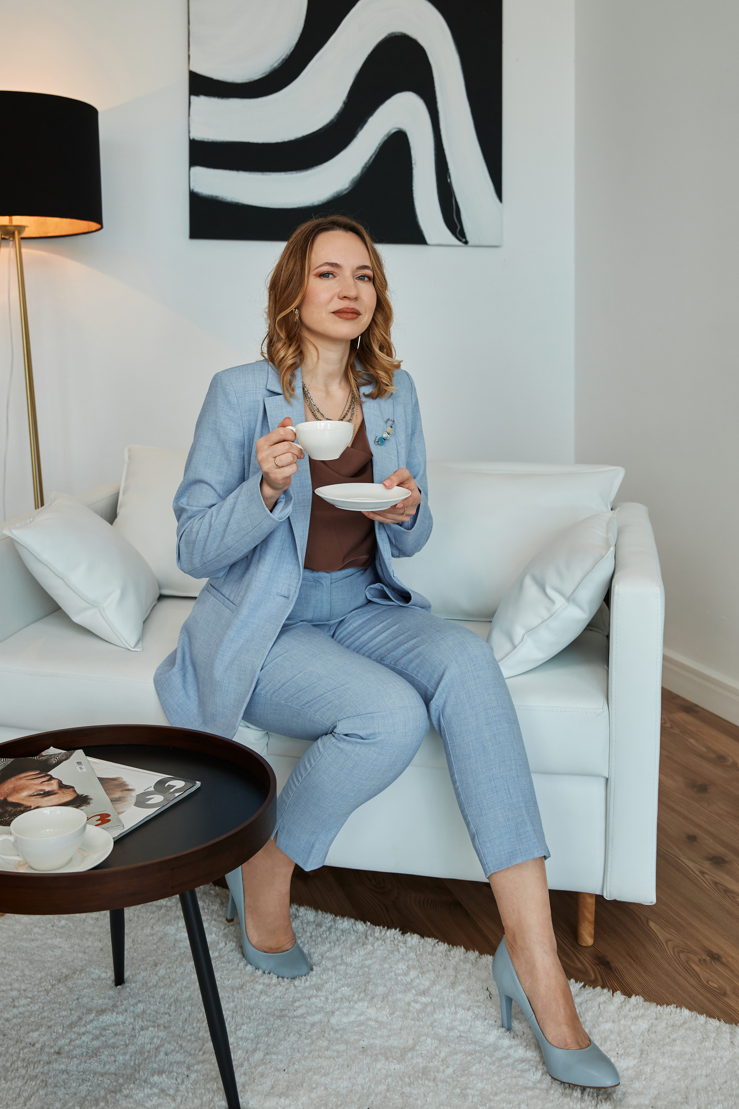 Контент фото девушка с чашкой кофе в студии в Анапе