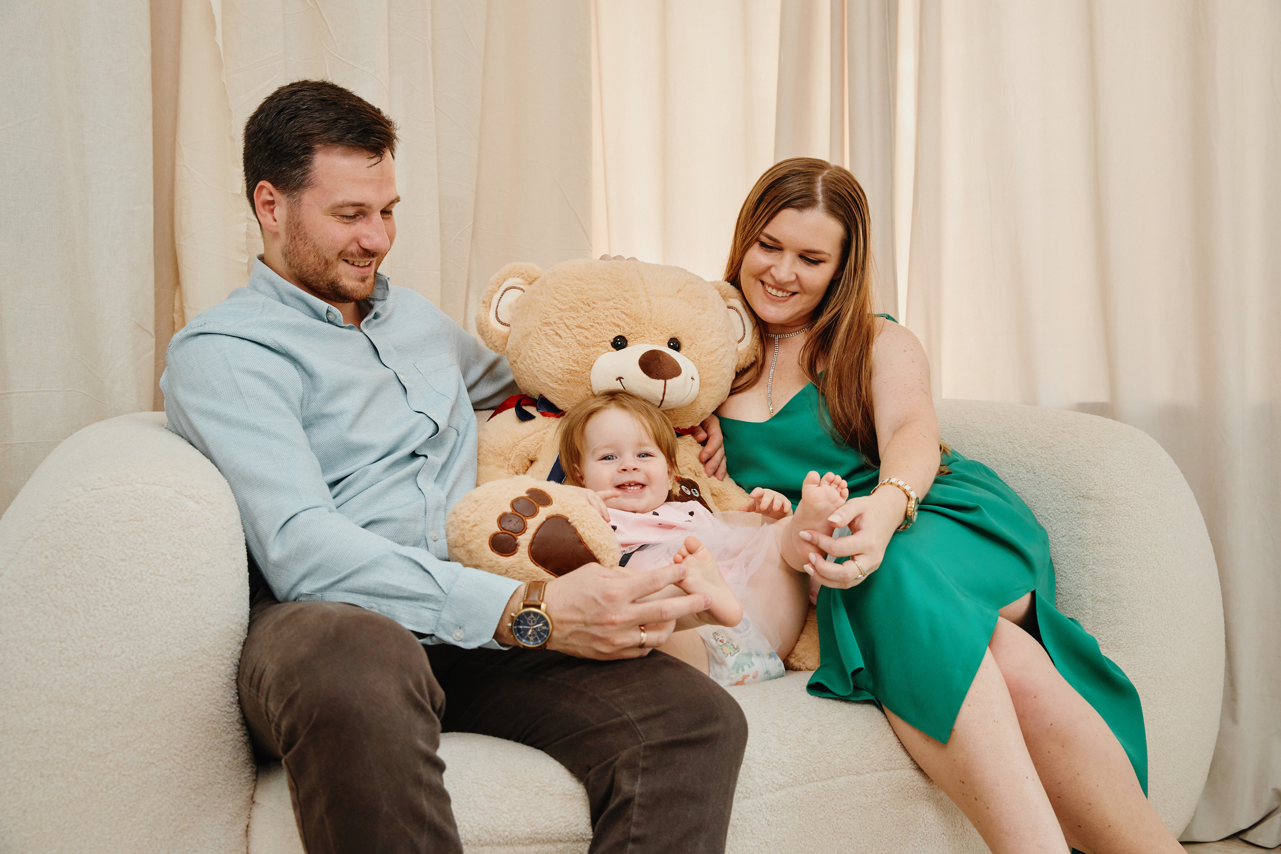 Семейная фотосессия в студии в честь дня рождения ребенка