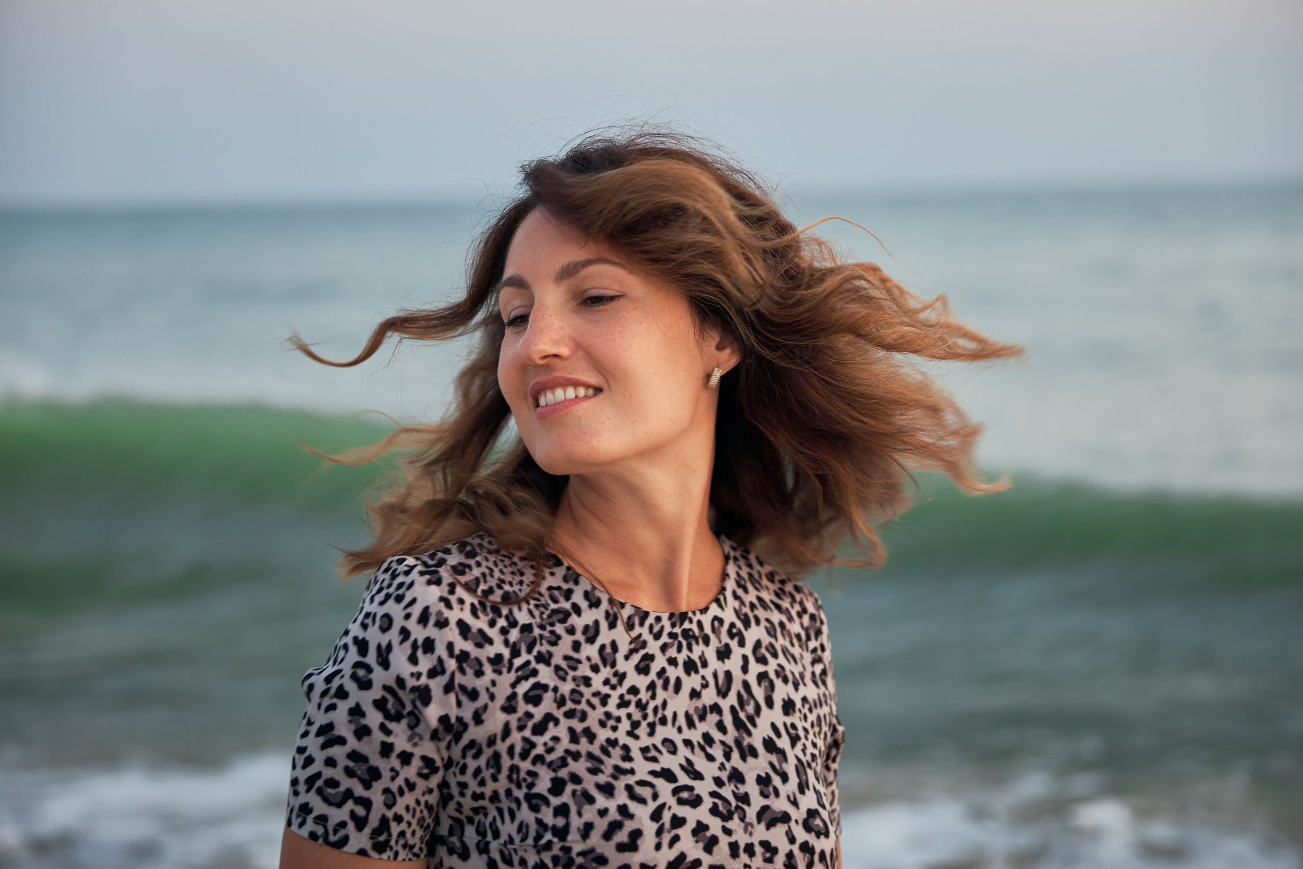 Портрет девушки на фоне волн в Благовещенской