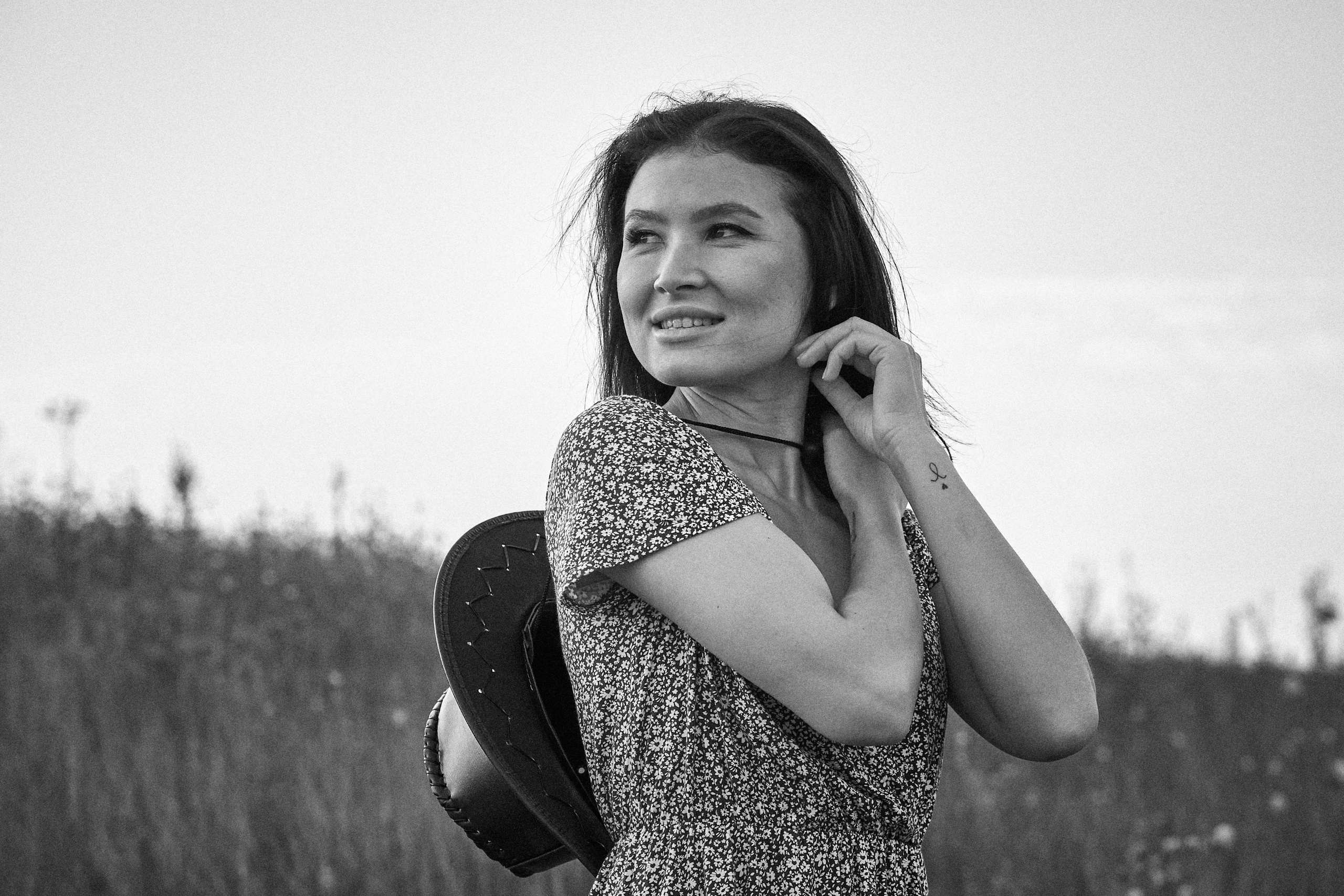 Чб фото девушка в поле