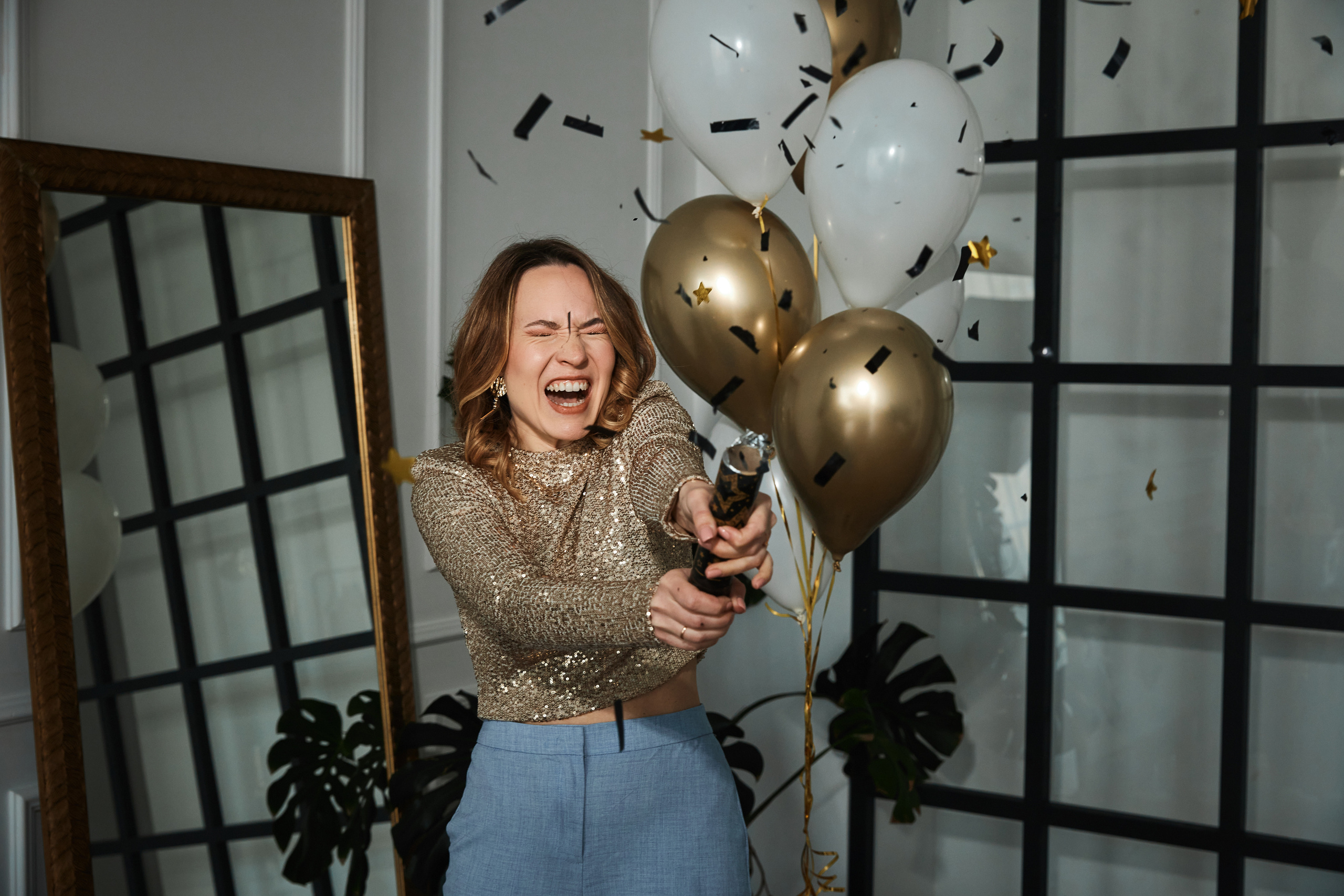 Фотосессия на день рождения, девушка взрывает хлопушку в фотостудии в Анапе