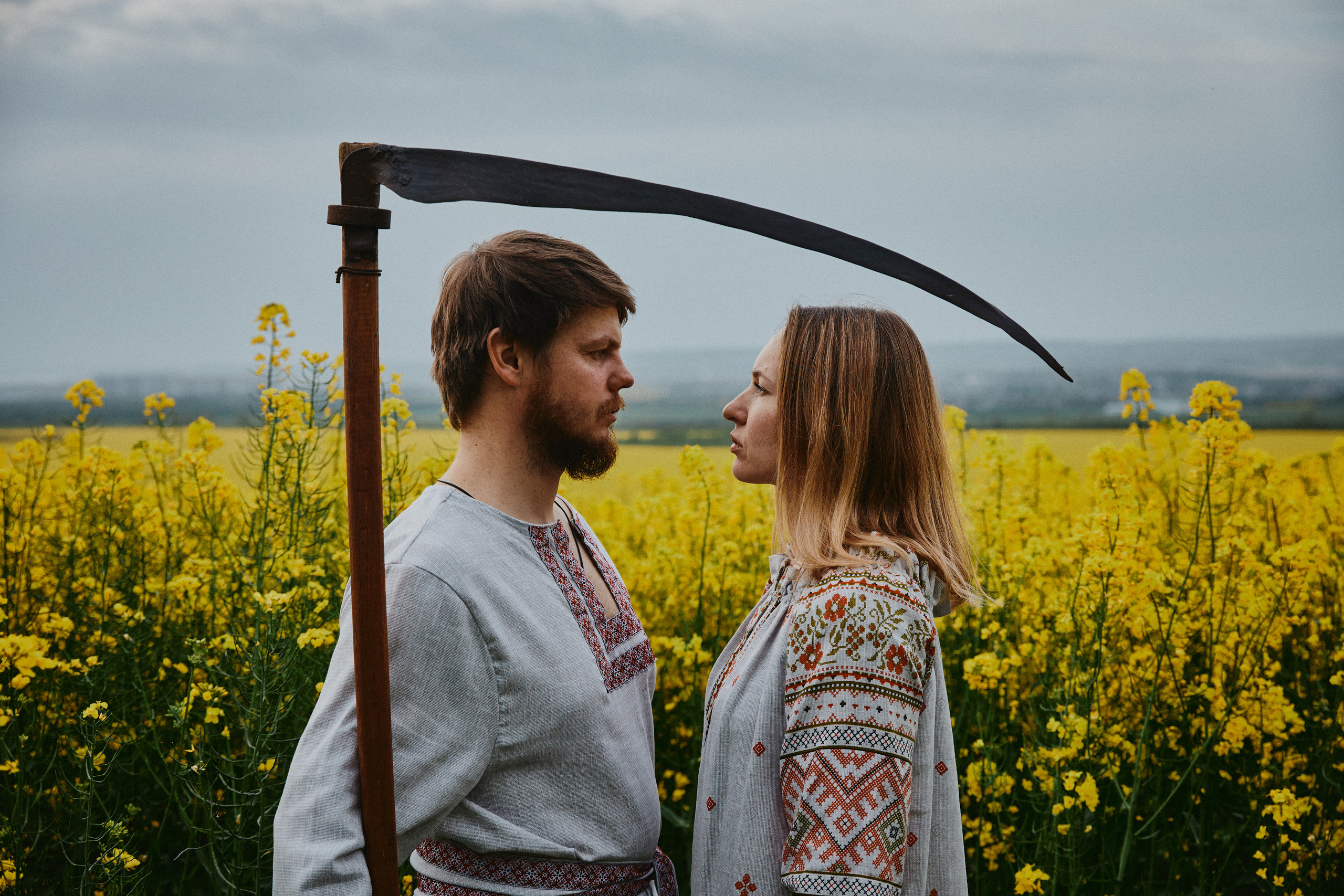 Фотосессия русские парень и девушка с косой в поле возле Анапы