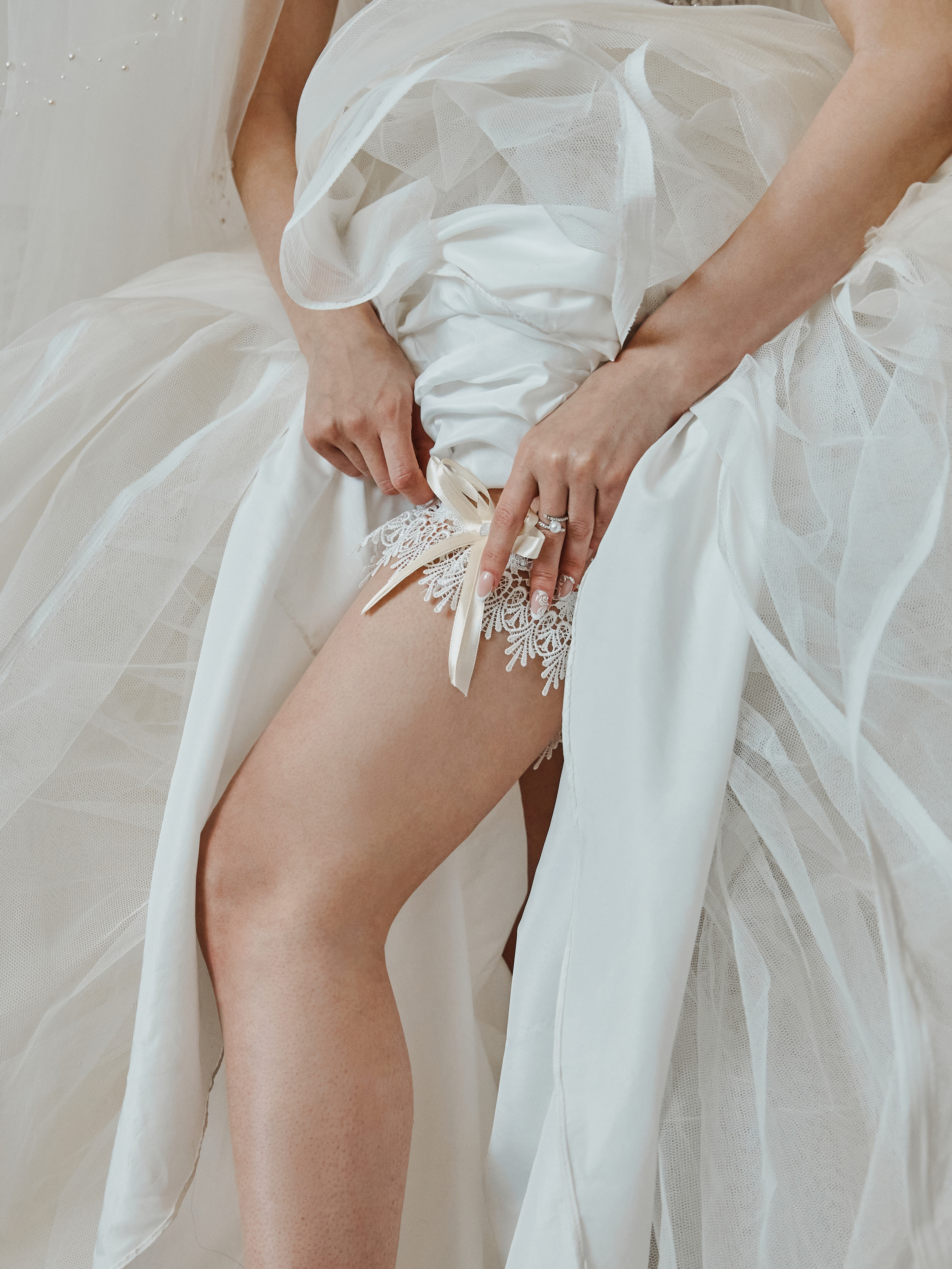 Невеста надевает подвязку