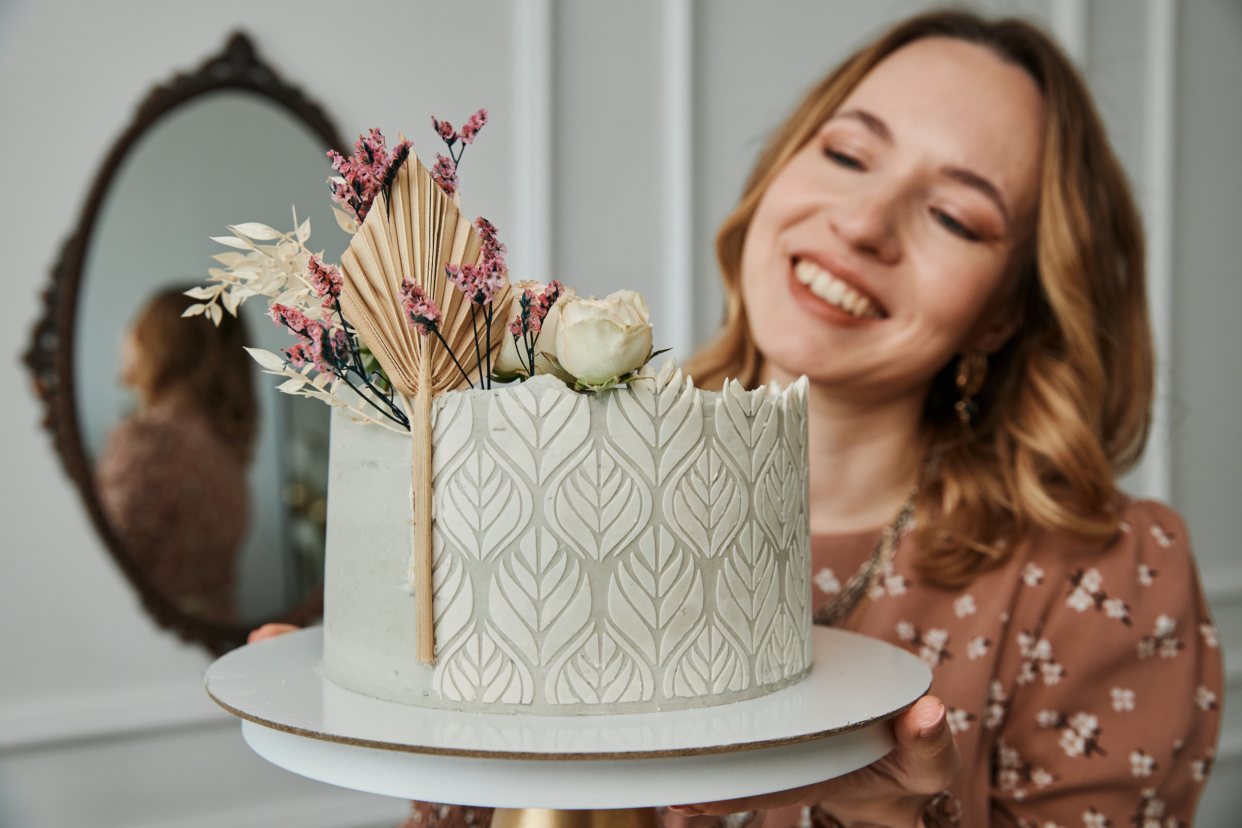 Фотосессия на день рождения с тортом в студии в Анапе