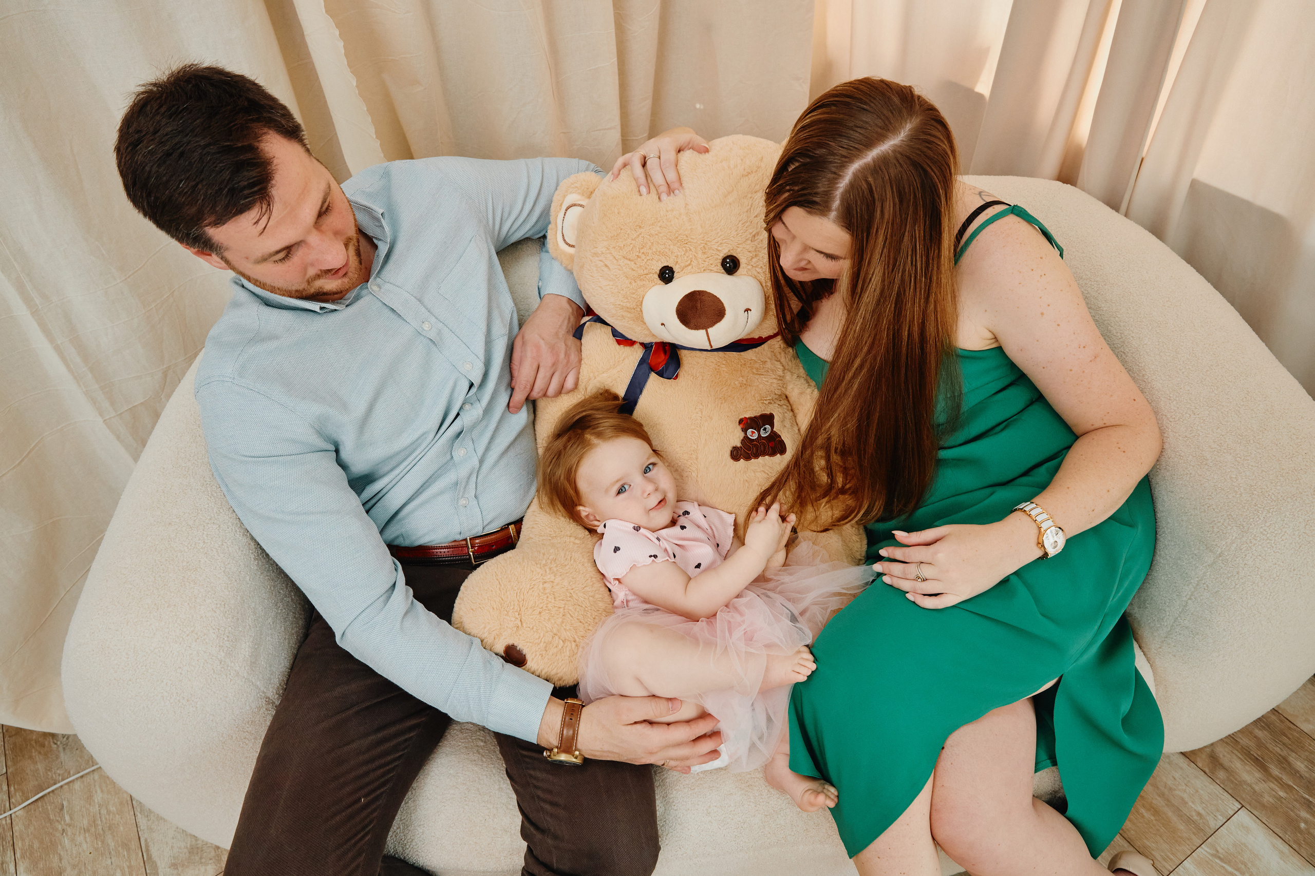 Семейная фотосессия в студии в честь дня рождения ребенка