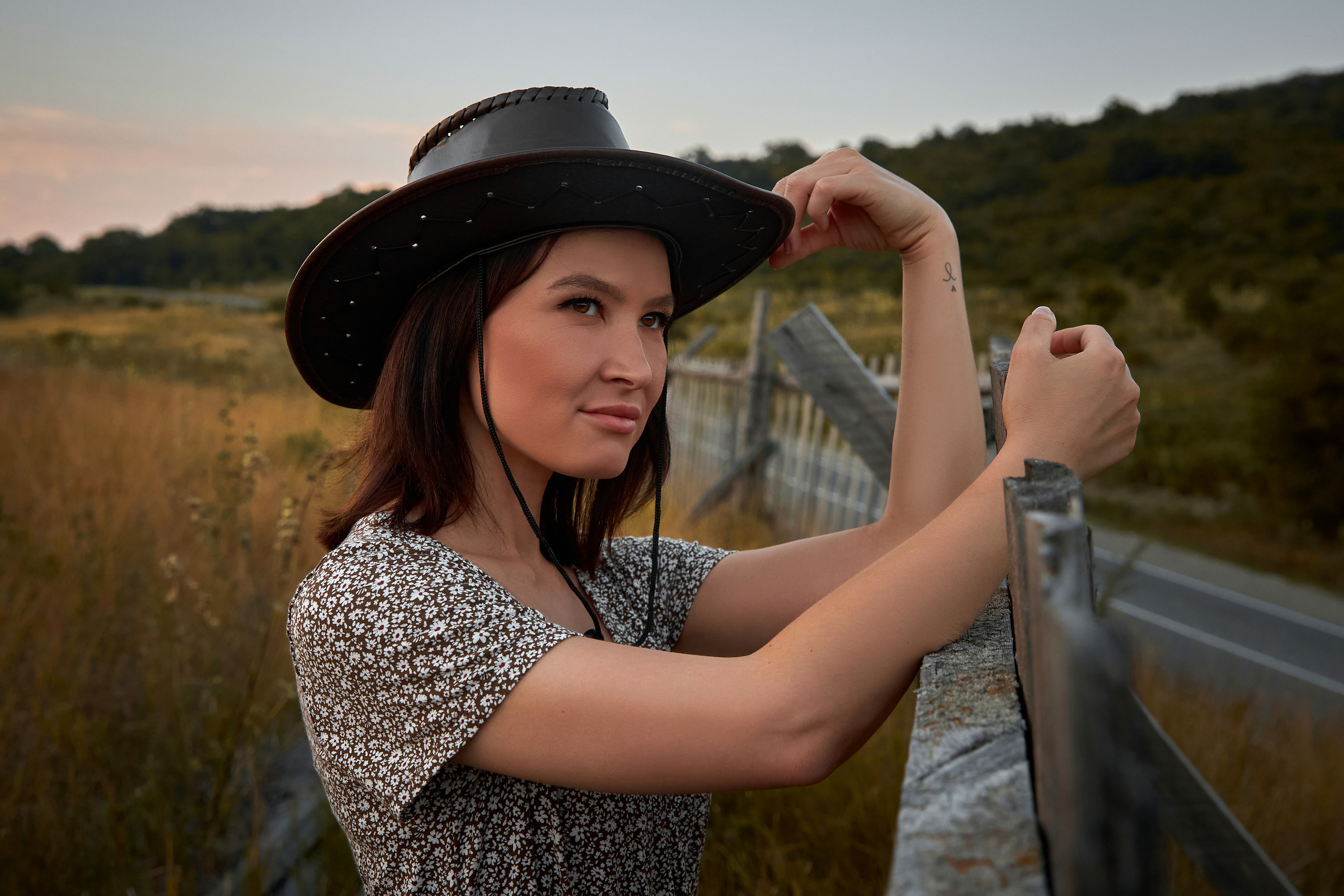 Девушка в ковбойской шляпе