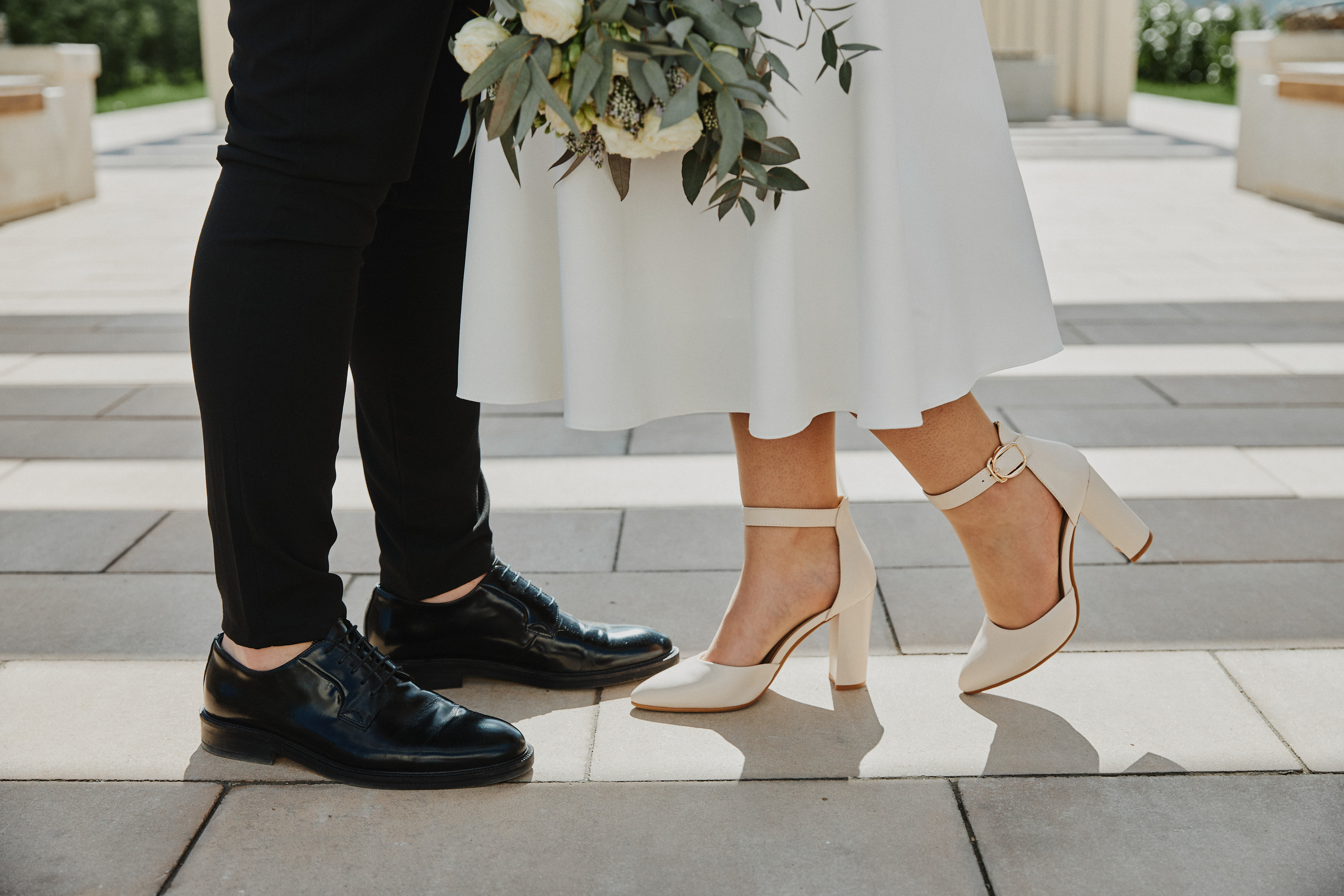 Ноги молодоженов с букетом