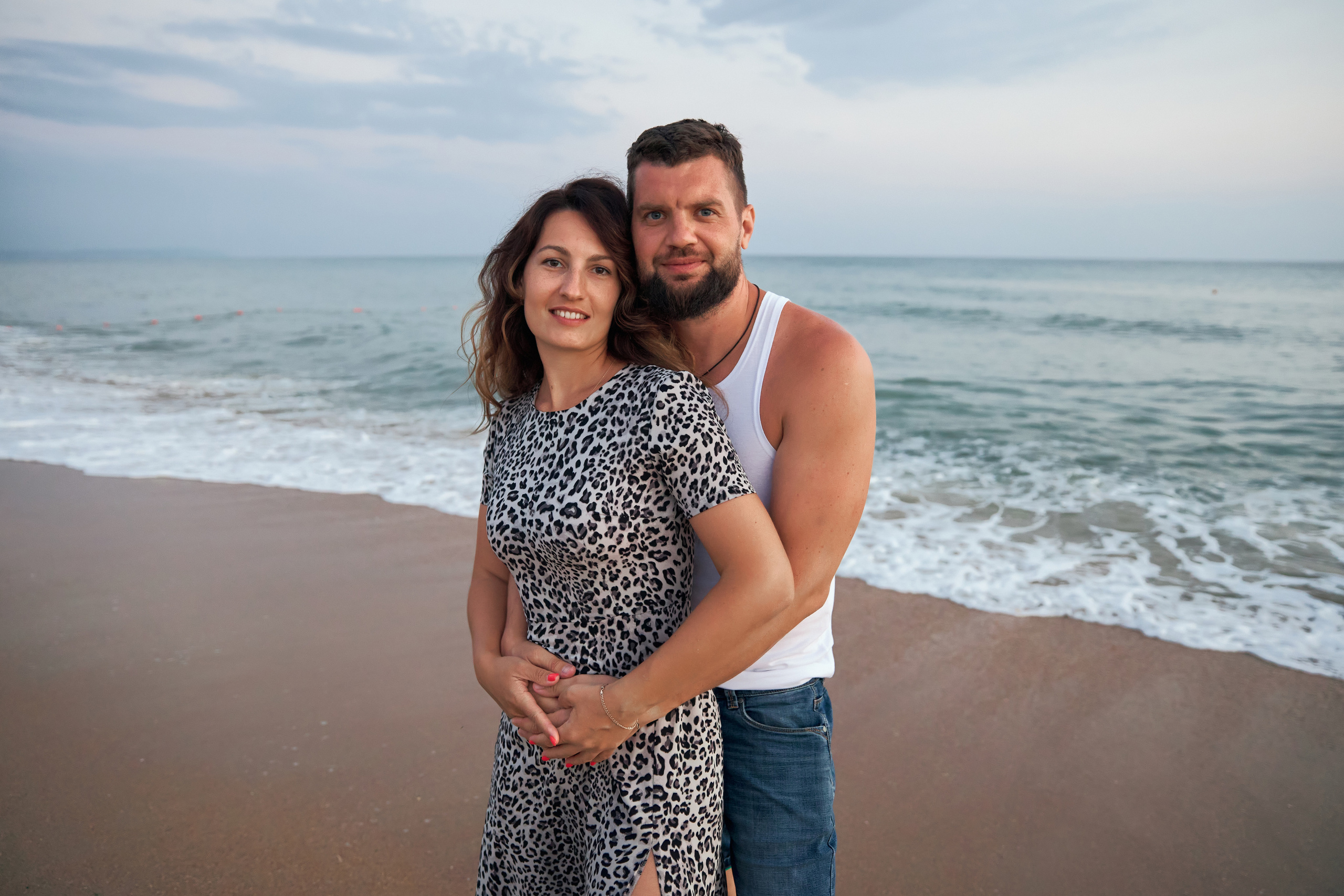 Пара обнимается на фоне моря в Благовещенской