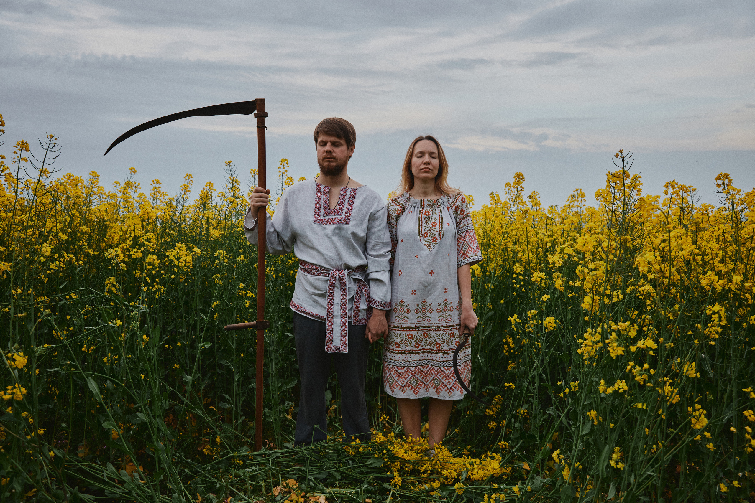 Фотосессия славянские парень и девушка в поле рапса в Анапе