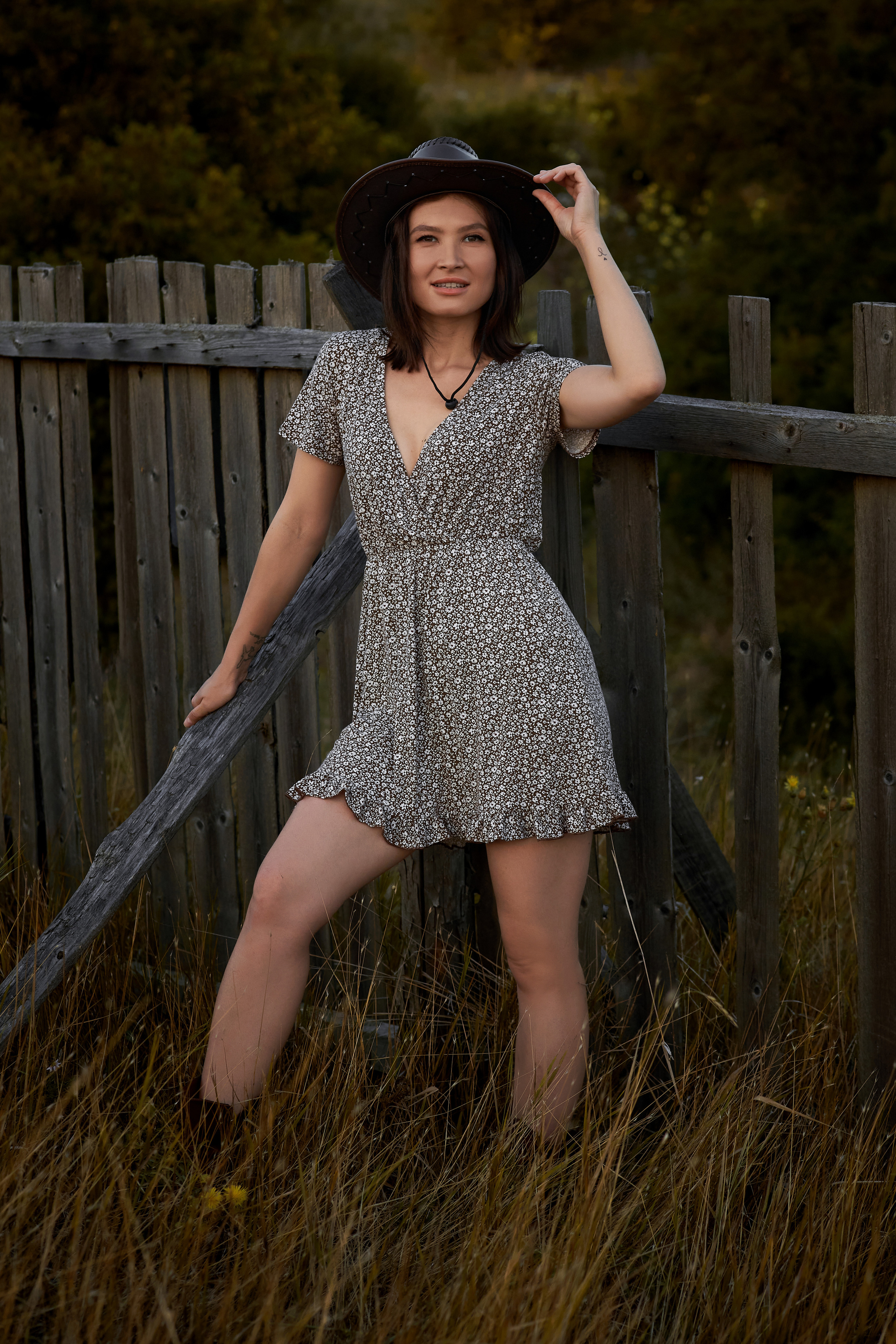 Девушка в ковбойской шляпе и сапогах