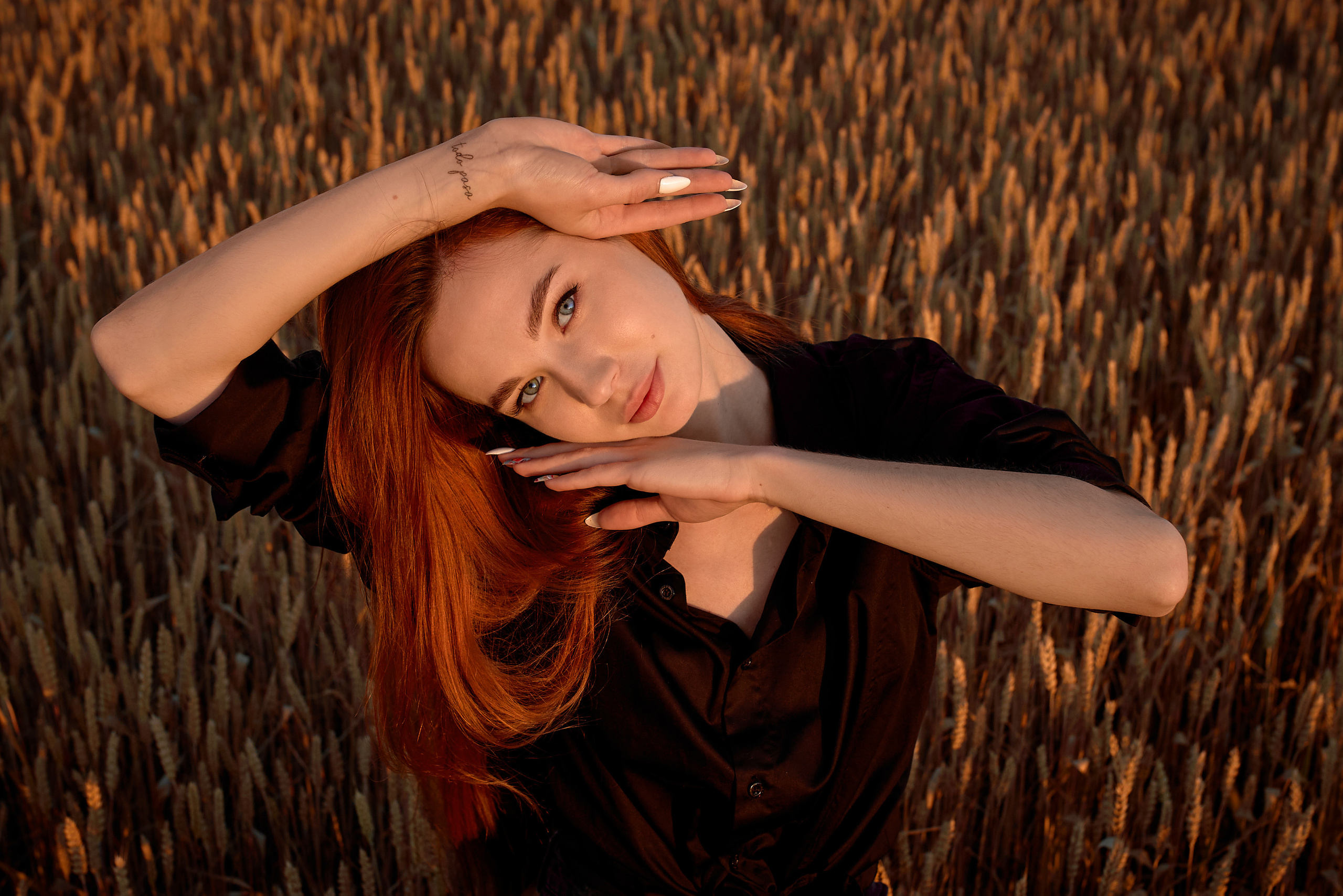 Фотосессия рыжая девушка в поле пшеницы
