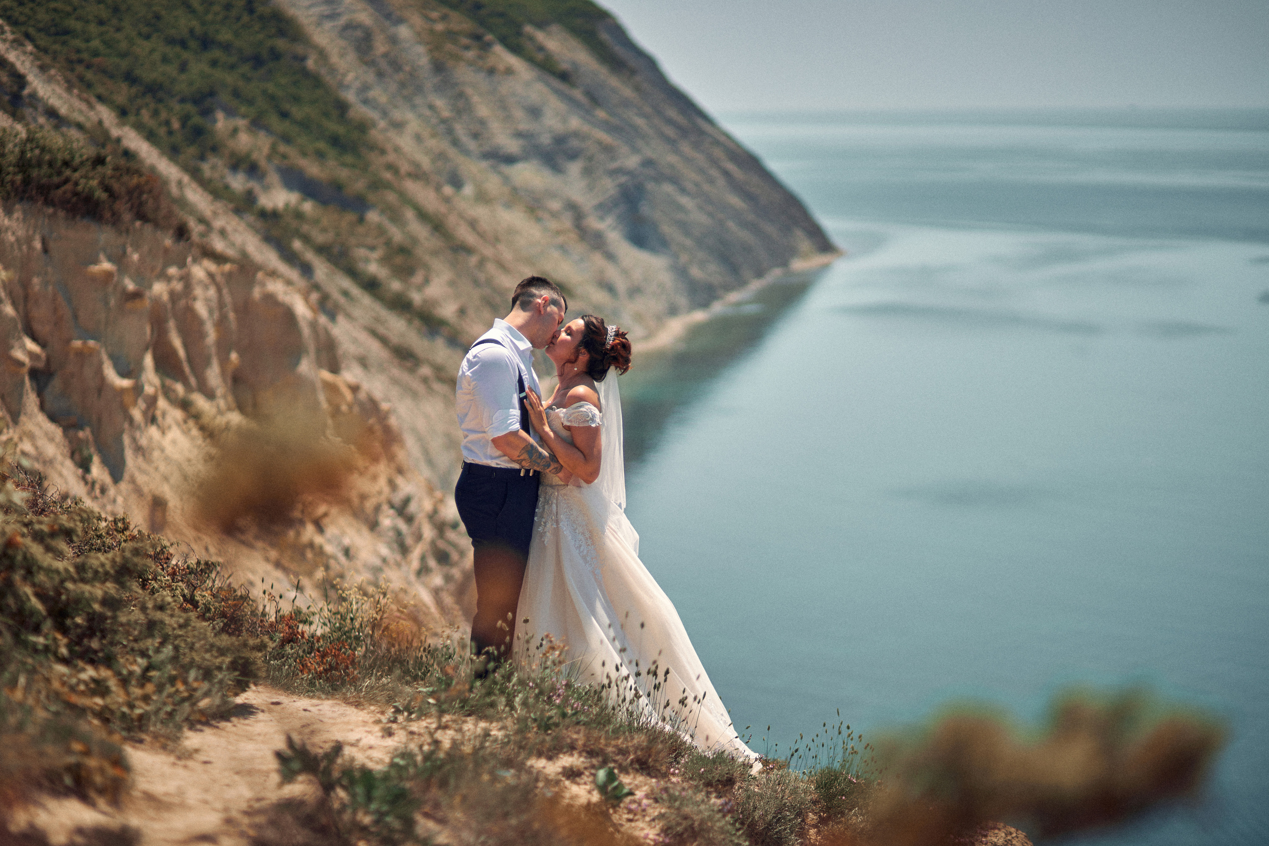 Молодожены на высоком берегу на фоне моря в Анапе 