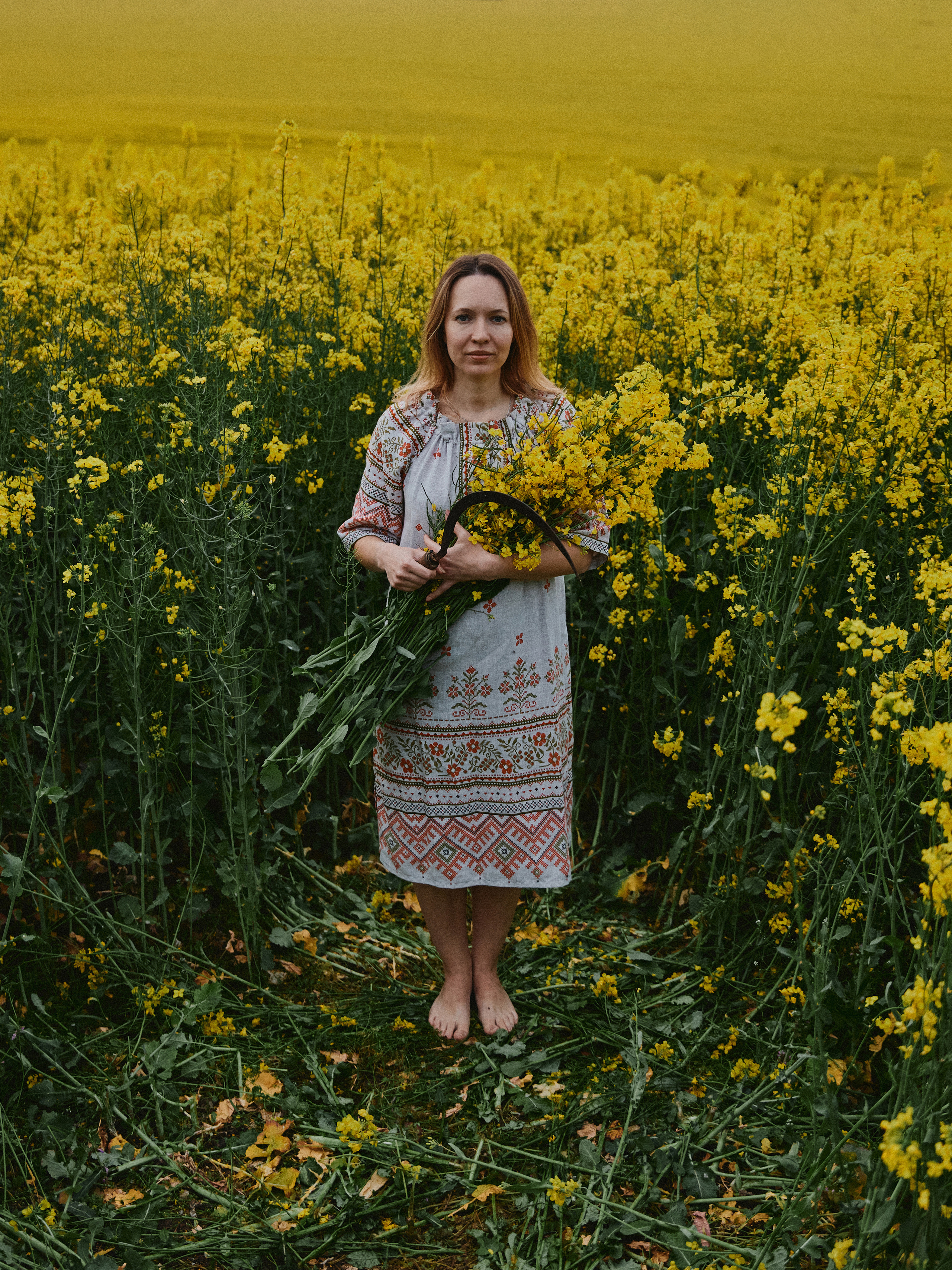 Фото славянская девушка с букетом рапса в поле в Анапе