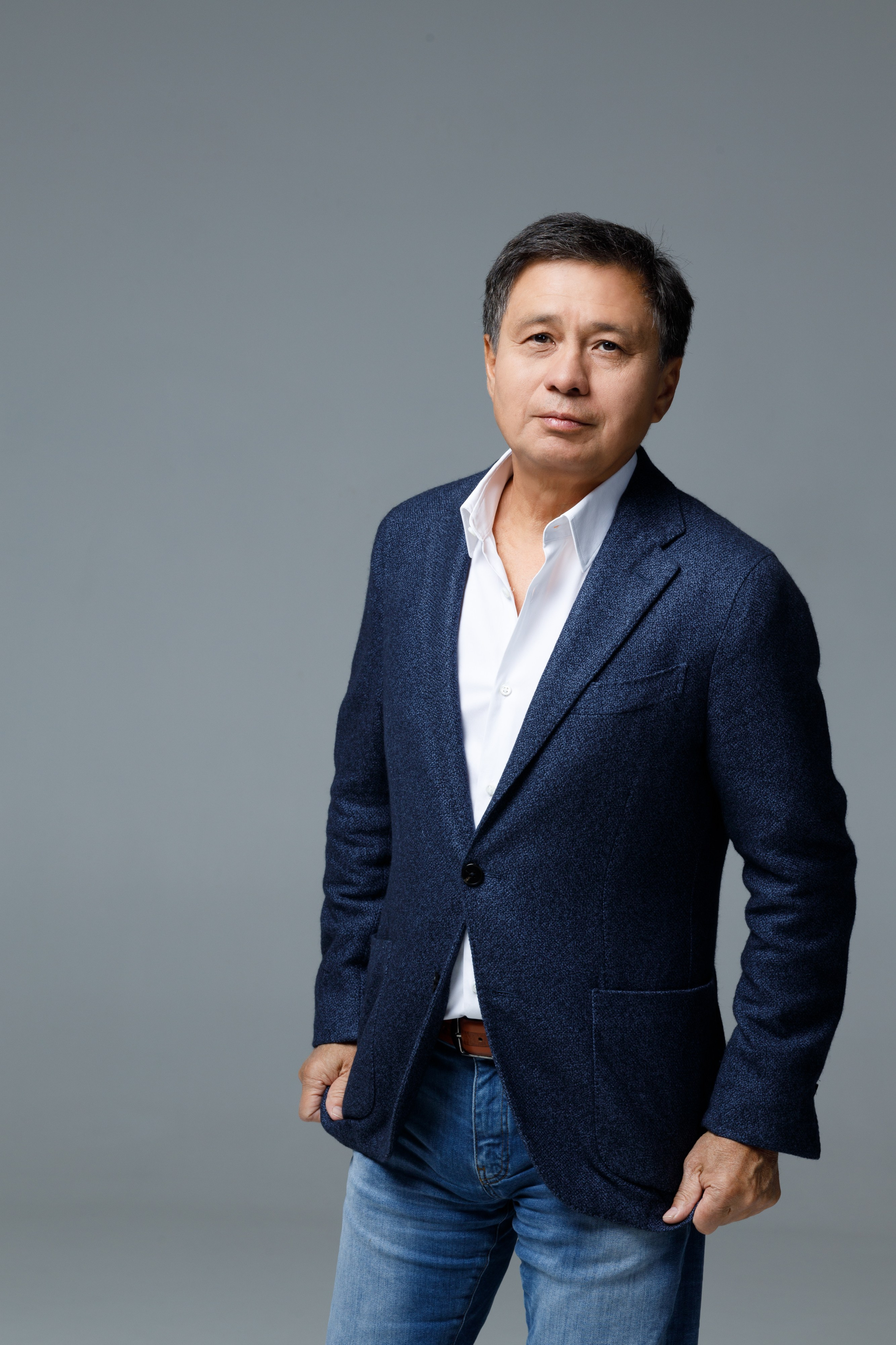 Портрет венчурного инвестора в полный рост, съёмка для Forbes Kazakhstan