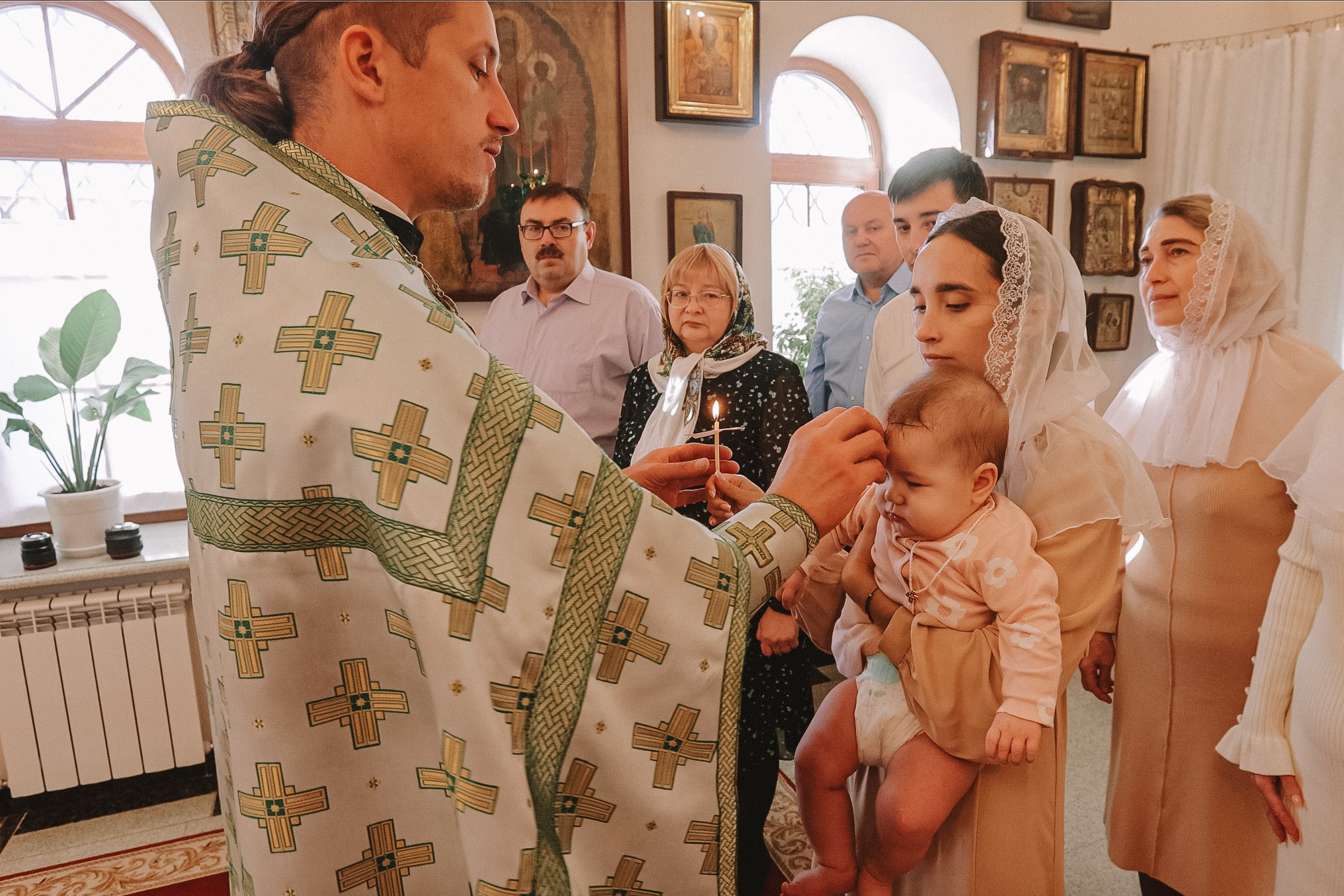 Крещение круглая церковь. Семейный фотограф Тюмень, фотограф на роды Салмина Мария