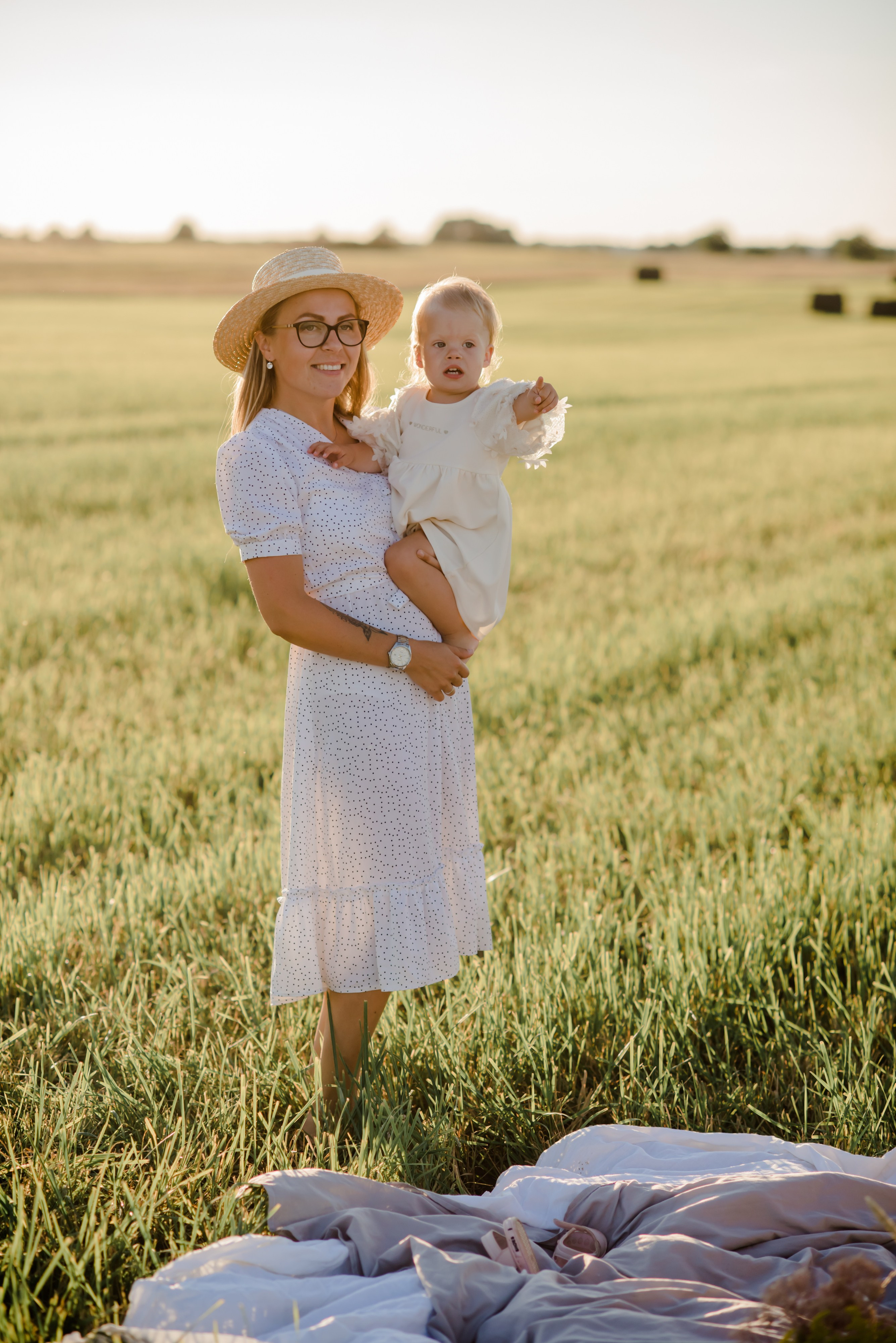 Семья в поле. Свадебный и семейный фотограф Евгения Кононова