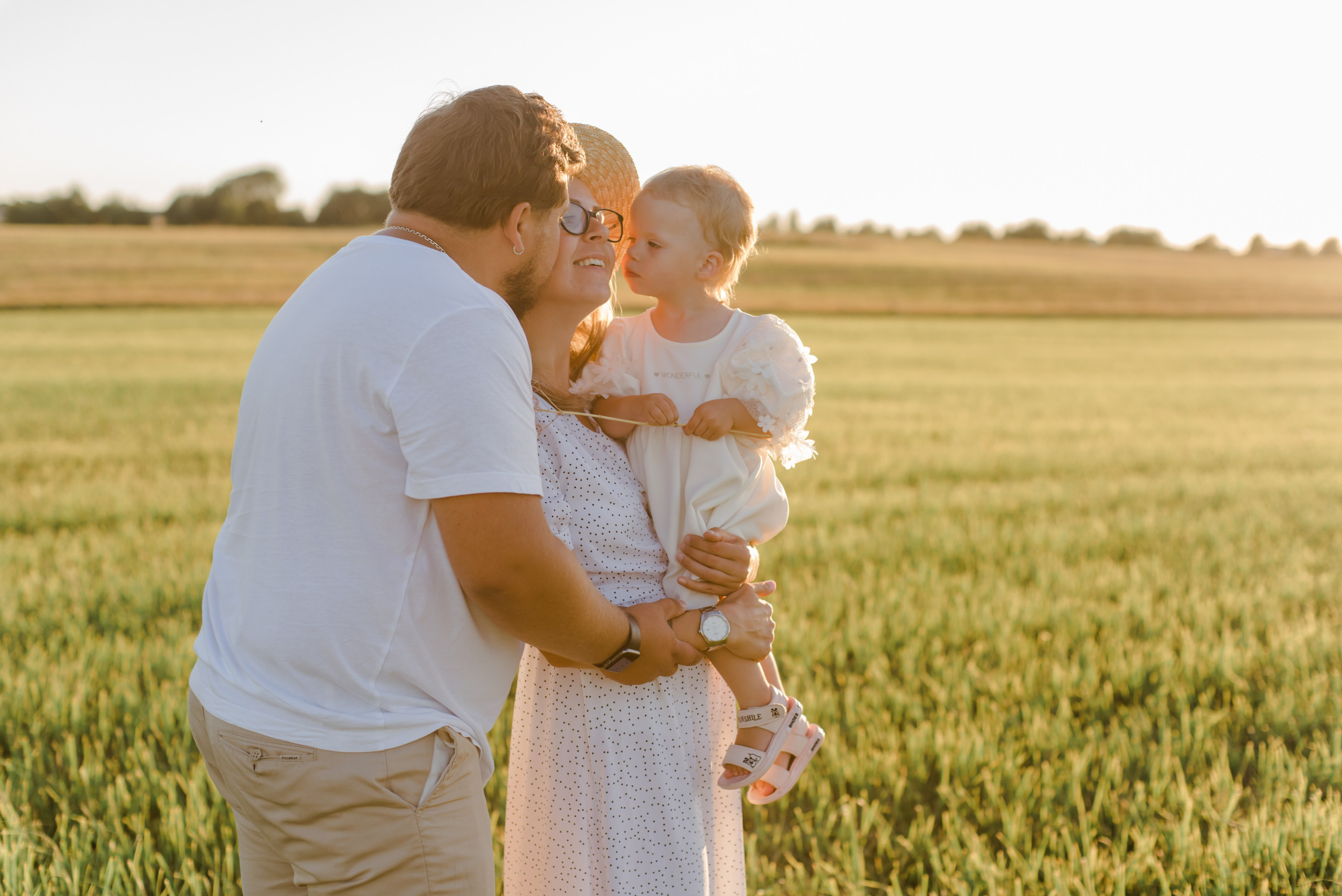 Семья в поле. Свадебный и семейный фотограф Евгения Кононова