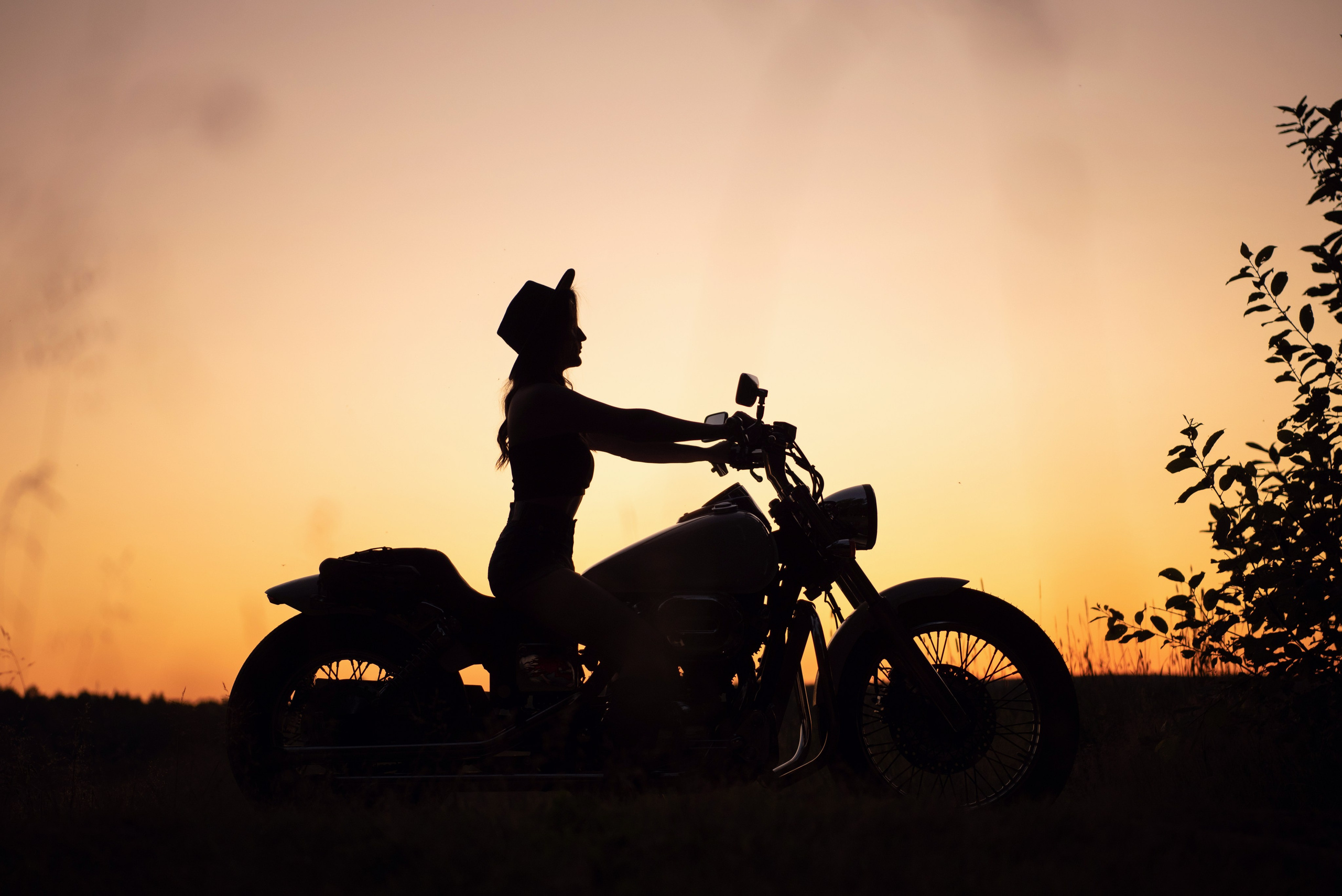 Фотосессия в поле. Фотосессия с мотоциклом. Катя. Фотограф новорождённых детский фотограф Сыктывкар Наталья Линдт