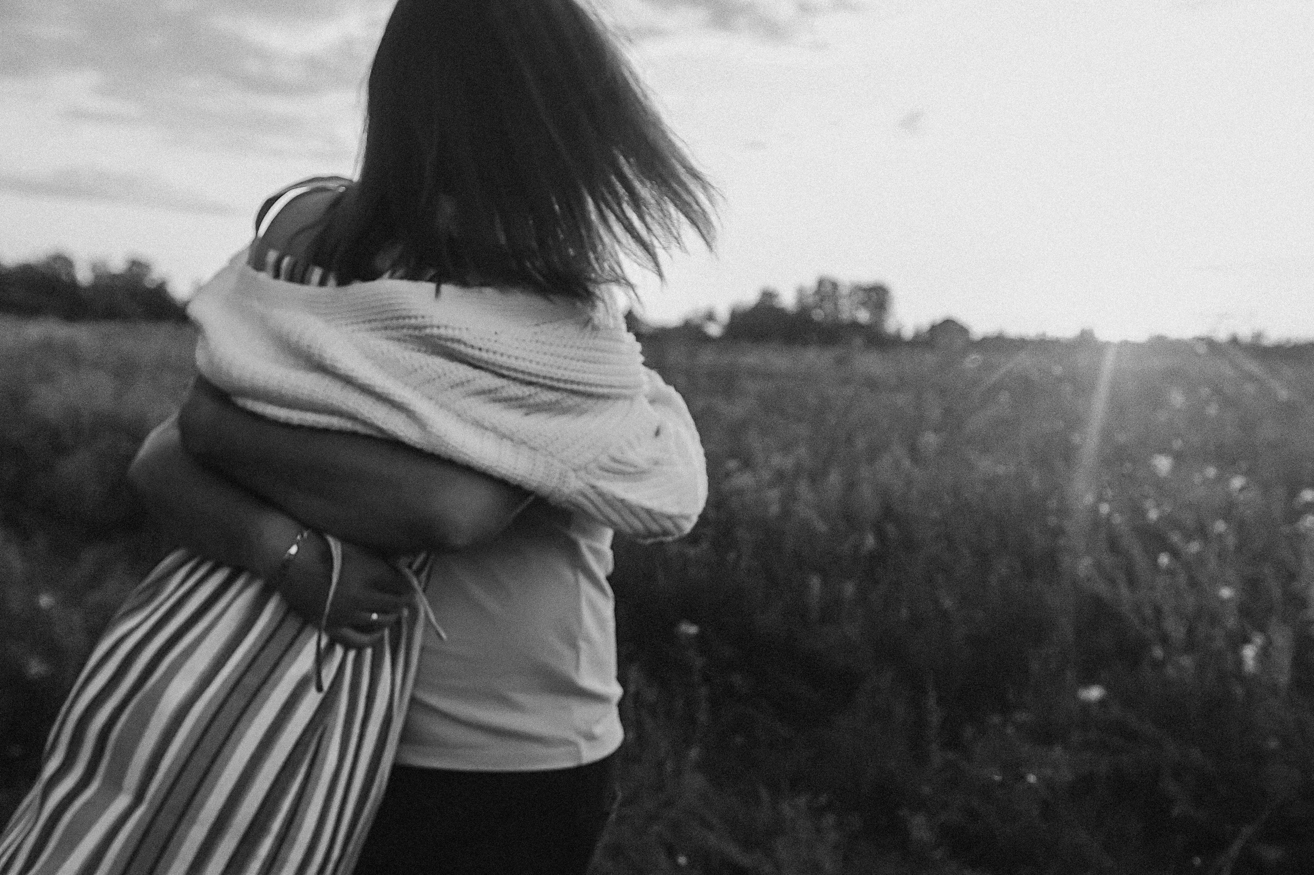 Поле love story на закате. Семейный фотограф Тюмень, фотограф на роды Салмина Мария