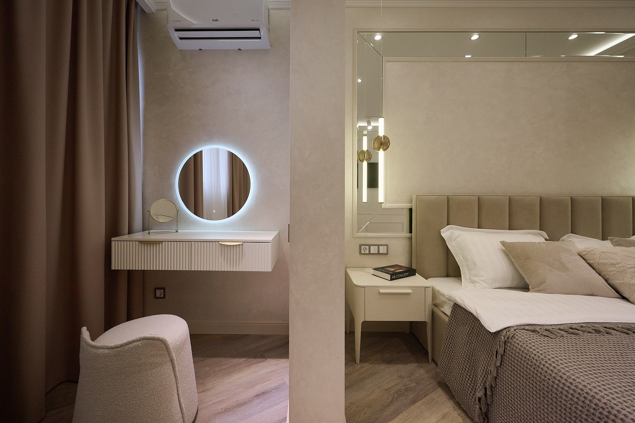 бежевые шторы светлый стол с полками светлый пуфик 