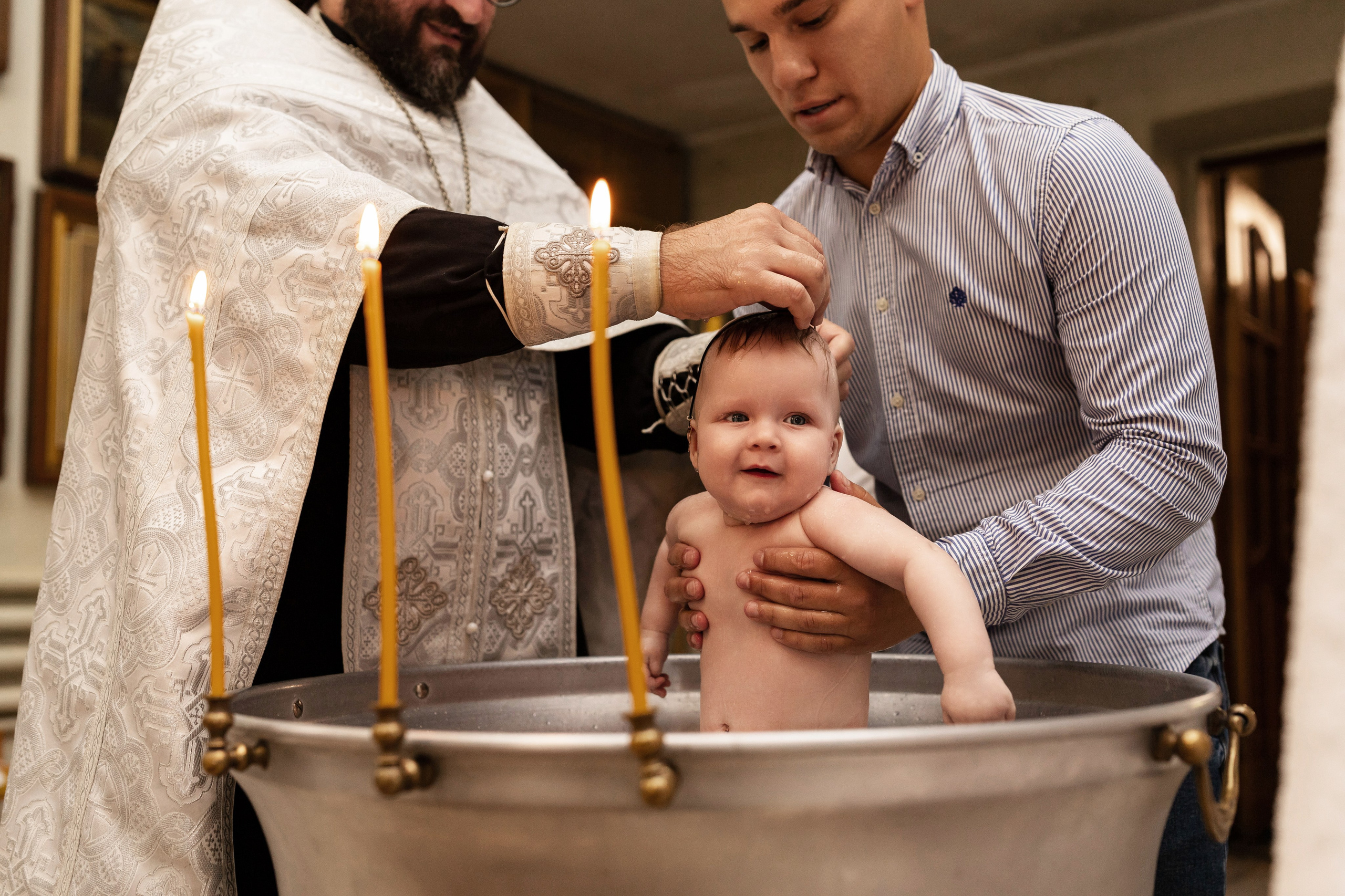 Таинство крещения Романа в Церкви Георгия Победоносца. Анастасия Безуглова- свадебный фотограф в Таганроге