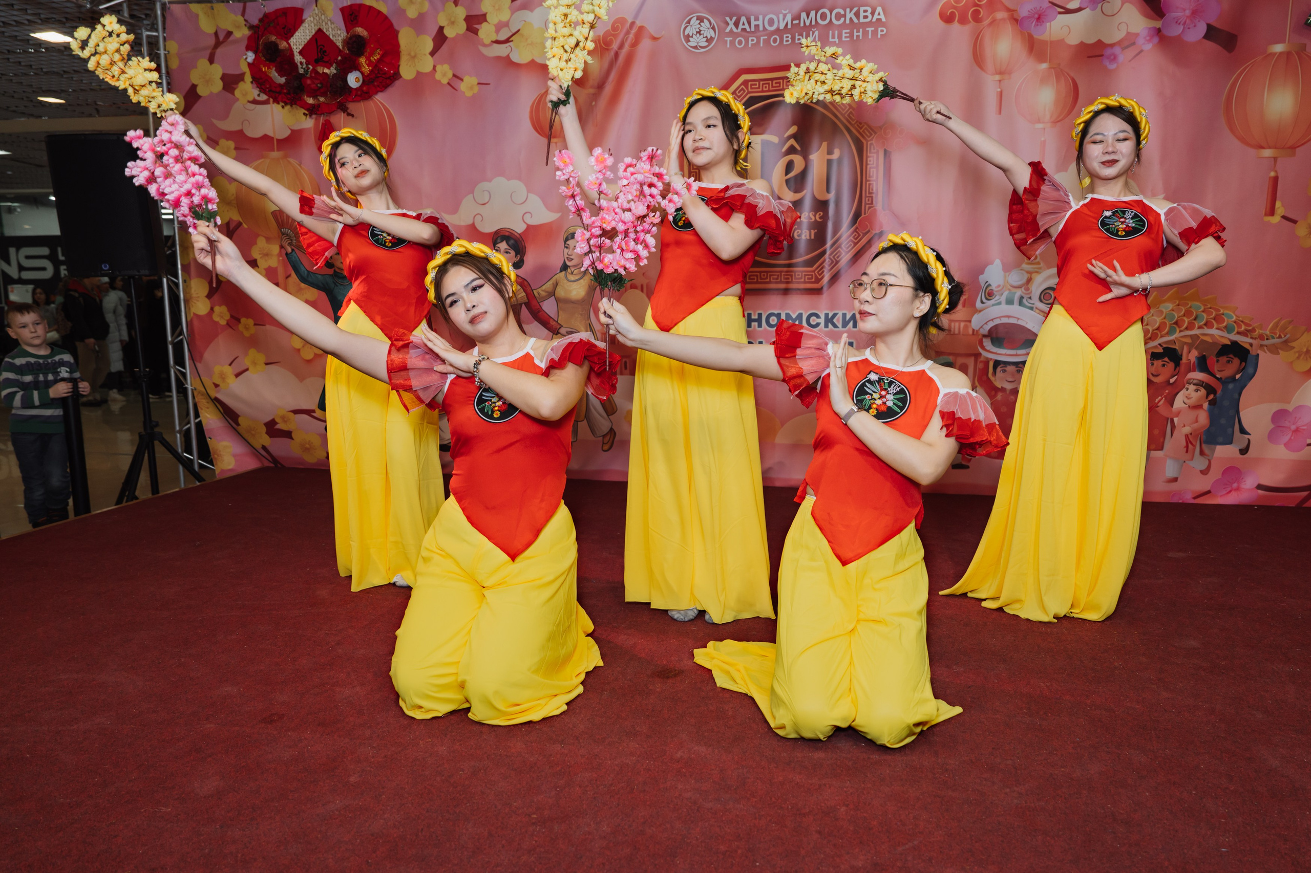 вьетнамские девушки в желтых юбках танцуют на сцене